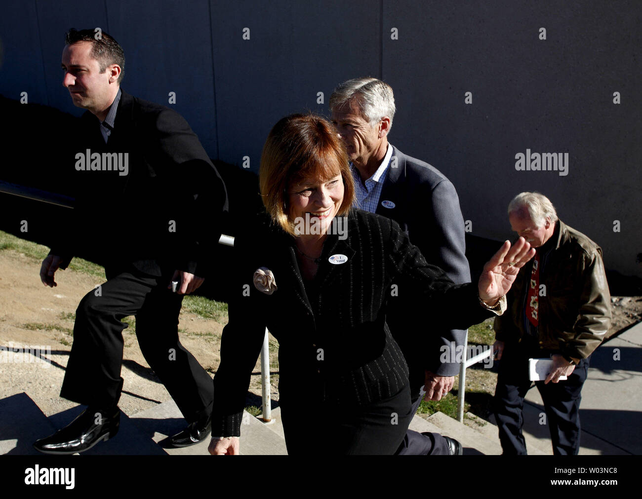 Us-Senat Kandidat für Nevada republikanische Sharron Winkel Wellen zu einem Verfechter nach ihrer Stimme, mit ihrem Ehemann Ted Winkel in Reno, Nevada, am 02 November, 2010. Winkel läuft gegen uns Mehrheitsführer im Senat, Harry Reid (D-NV). UPI/Ken James Stockfoto