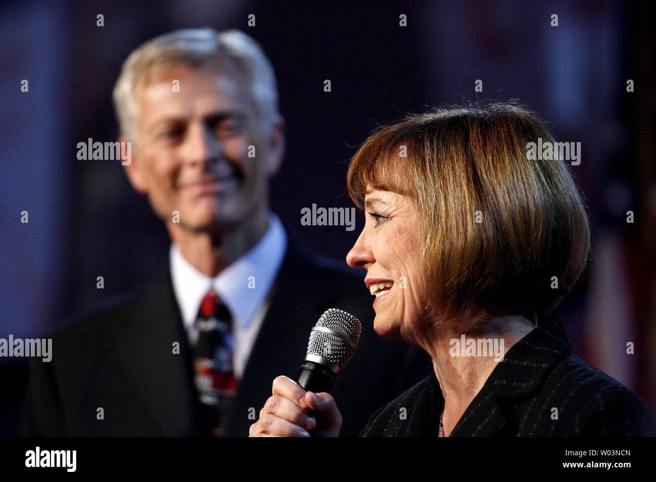 Us-Senat Kandidat für Nevada republikanische Sharron Winkel durch ihre Anhänger mit ihrem Ehemann Ted Winkel, bei einer Veranstaltung im Peppermill Casino in Reno, Nevada, am 02 November, 2010. Winkel läuft gegen uns Mehrheitsführer im Senat, Harry Reid (D-NV). UPI/Ken James Stockfoto