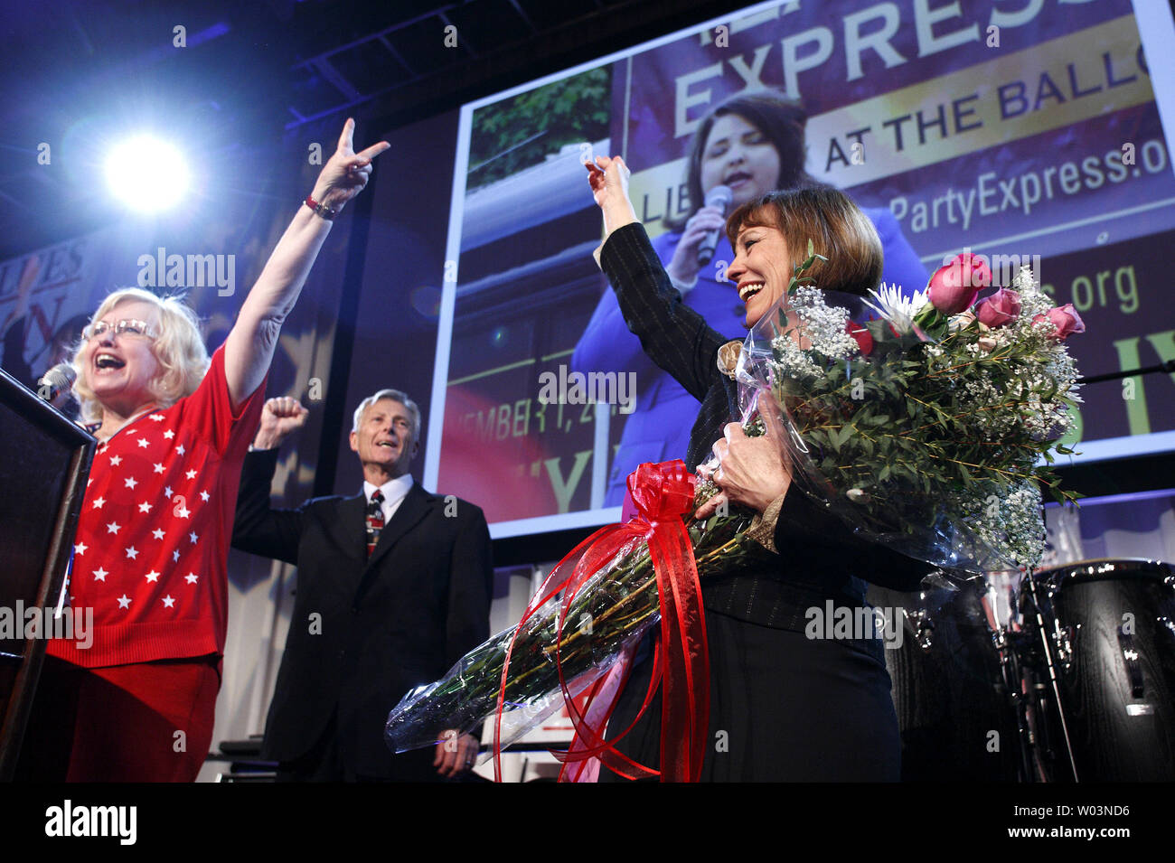 Us-Senat Kandidat für Nevada republikanische Sharron Winkel durch ihre Anhänger mit ihrem Ehemann Ted Winkel, bei einer Veranstaltung im Peppermill Casino in Reno, Nevada, am 02 November, 2010. Winkel läuft gegen uns Mehrheitsführer im Senat, Harry Reid (D-NV). UPI/Ken James Stockfoto