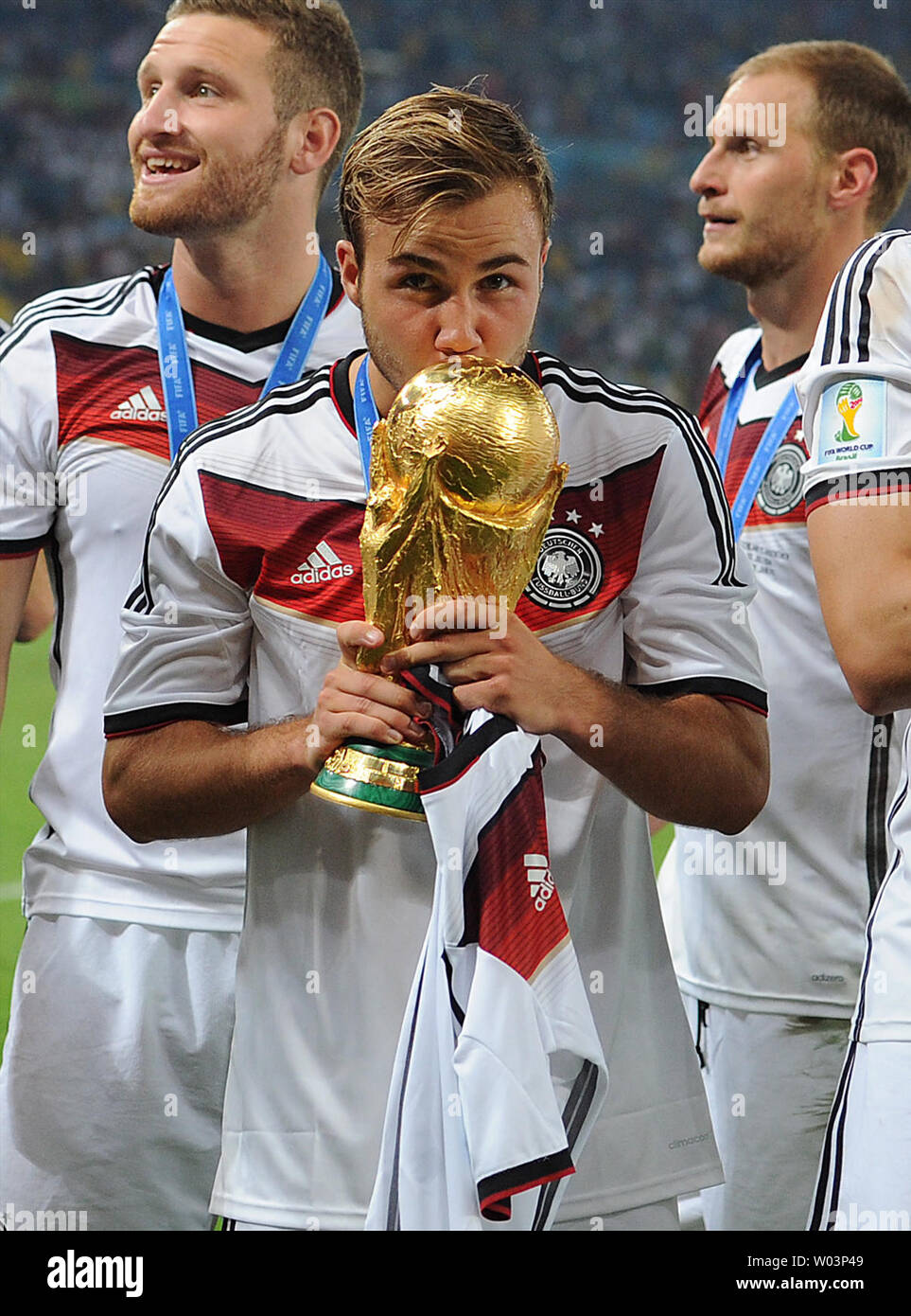 kisses-the-fifa-world-cup-trophy-fotos-und-bildmaterial-in-hoher
