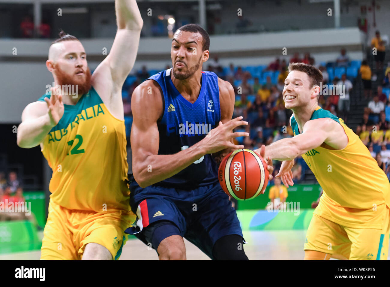 Australien Power Forward Aron Baynes (12 Blöcke) Frankreich Centre Rudy Gobert (16) Australien Point Guard Matthew Dellavedova (8) schnappt sich den Ball während Basketball Konkurrenz an der Carioca Arena 1 in Rio de Janeiro, Brasilien, am 6. August 2016. Dies ist der erste Tag des Wettbewerbs in den 2016 Rio Spiele. UPI/Richard Ellis Stockfoto