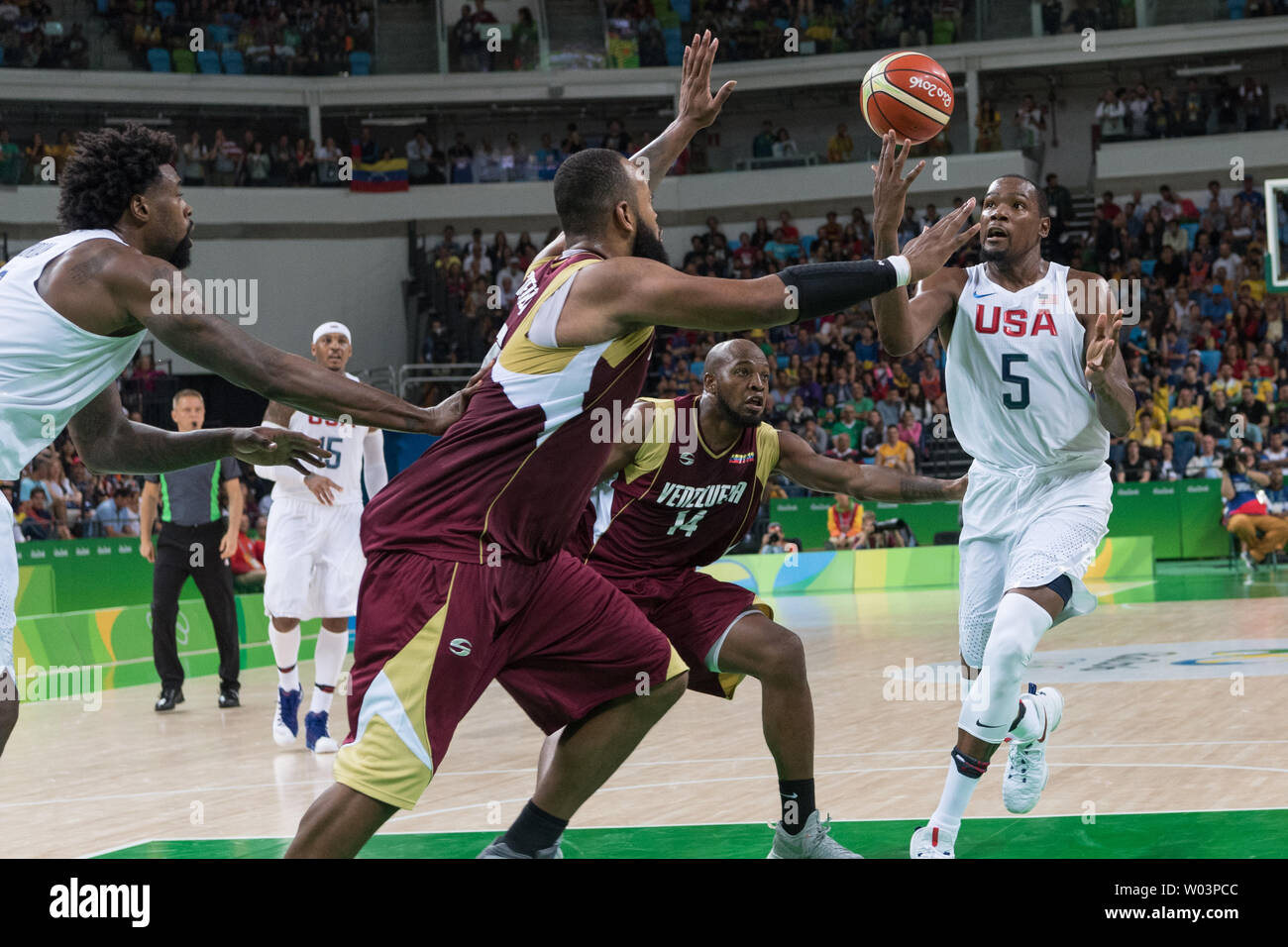 United States forward Kevin Durant (5) gewinnt die Kugel aus Venezuela, Miguel Ruiz (14) Während basketball Konkurrenz an der Carioca Arena 1 in Rio de Janeiro, Brasilien, August 8, 2016. Die USA Team überwand einen langsamen Start ausläuft eine einfache 113-69 über Venezuela zu gewinnen. Foto von Richard Ellis/UPI Stockfoto