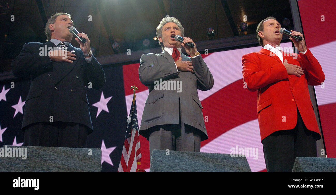 Die Gatlin Brothers führen Sie die Nationalhymne am ersten Tag der Republican National Convention im Madison Square Garden in New York am 12.08.30., 2004. (Greg Whitesell/UPI Foto) Stockfoto
