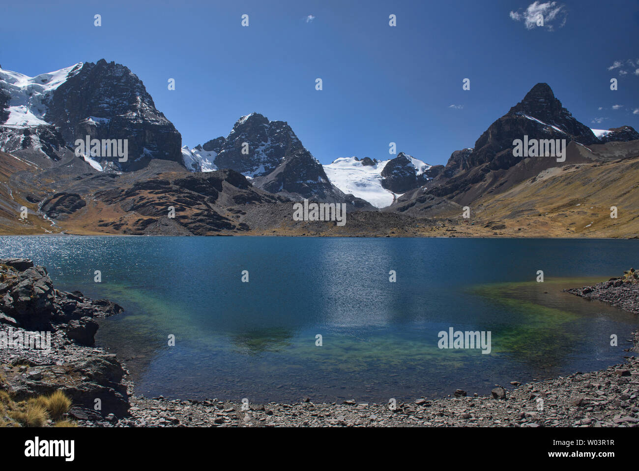 Atemberaubende Bergkulisse am Chiar Khota See und Condoriri Basecamp entlang der Cordillera Real Traverse, Bolivien Stockfoto