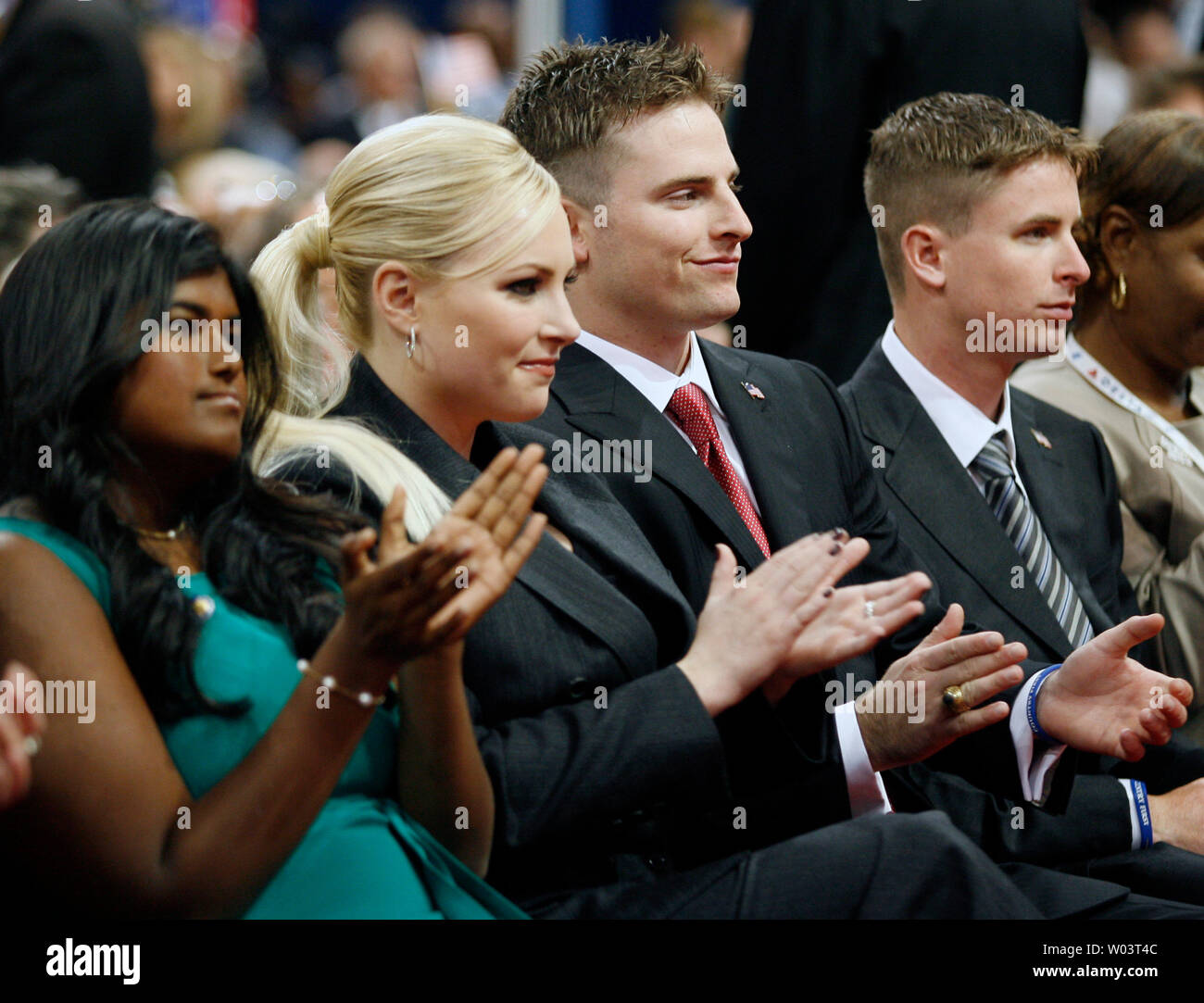 (L und R) Bridget, Meghan, Jack, und Jim McCain, Kinder der republikanische Präsidentschaftskandidat Senator John McCain (R-AZ), der letzte Tag der Republican National Convention in der Xcel Energy Center in St. Paul, Minnesota am 4. September 2008 teil. (UPI Foto/Brian Kersey) Stockfoto