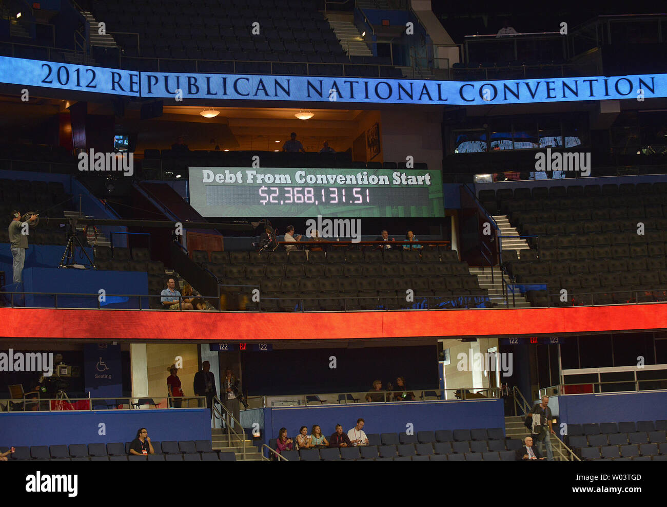 Der laufende Betrag der Staatsverschuldung wurde als Vorsitzender Reince Priebus Der RNC gestartet öffnet die Republican National Convention am Tampa Bay Times Forum in Tampa am 27. August 2012. UPI/Kevin Dietsch Stockfoto