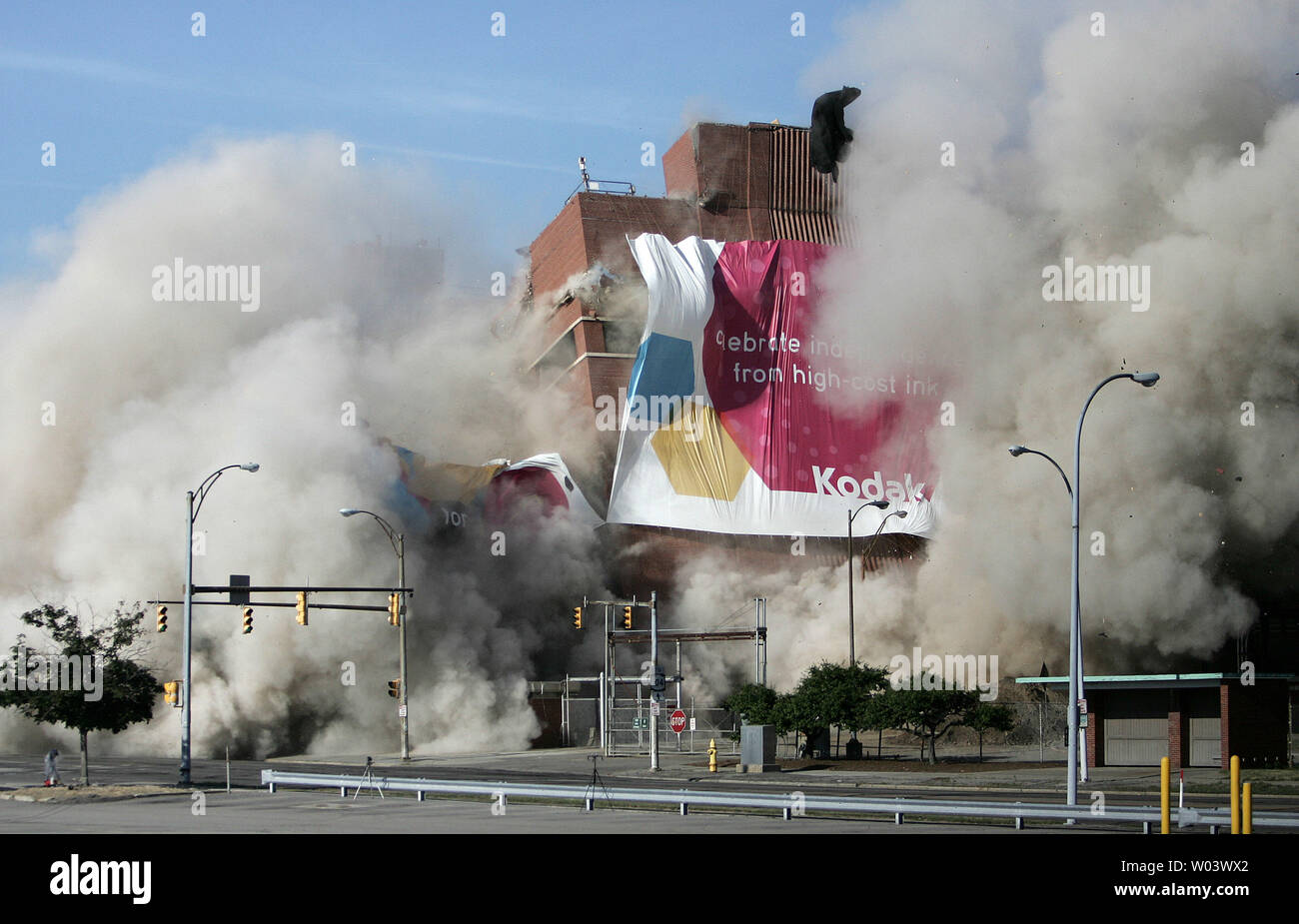 Von Kodak Gebäude 9 beginnt nach einer Serie von Explosionen bei Kodak in Rochester, New York, am 30. Juni 2007 zu bröckeln. Das Haus am See Allee war um 8:00 Uhr implodierte Samstag Morgen. Am Ende des Jahres die Anzahl der Gebäude auf Kodak Park wird von 212 auf 104 reduziert werden. (UPI Foto/Jerome Davis) Stockfoto