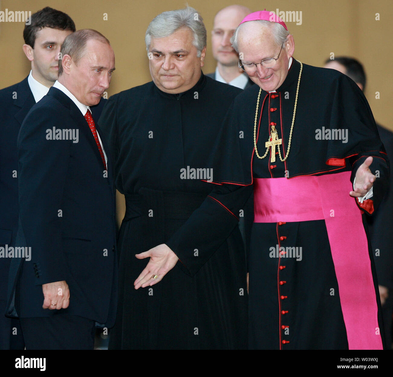 Der russische Präsident Wladimir Putin (L) wird von Vatikanischen Beamten begrüßt, da er zu einem Treffen mit Papst Benedikt XVI. im Vatikan am 13. März 2007 angekommen. Die Sitzung, die erste zwischen Benedikt und Putin, ist ein Teil der Begehung, dass die russischen Führer zu Italien und Griechenland nimmt in dieser Woche. (UPI Foto/Anatoli Zhdanov) Stockfoto