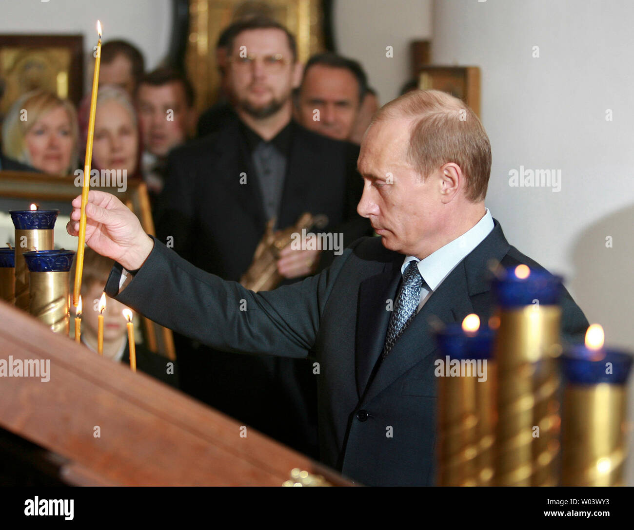 Der russische Präsident Wladimir Putin leuchtet eine Kerze an der St. Nicholas orthodoxe russische Kirche in der süditalienischen Stadt Bari am 14. März 2007. (UPI Foto/Anatoli Zhdanov) Stockfoto
