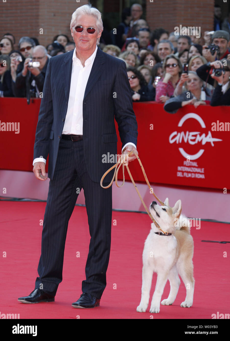 Richard Gere und der Hund aus dem Film "A Dog's Story" auf dem roten  Teppich vor einer Vorführung des Films im 4. Rom International Film  Festival in Rom am 16. Oktober 2009