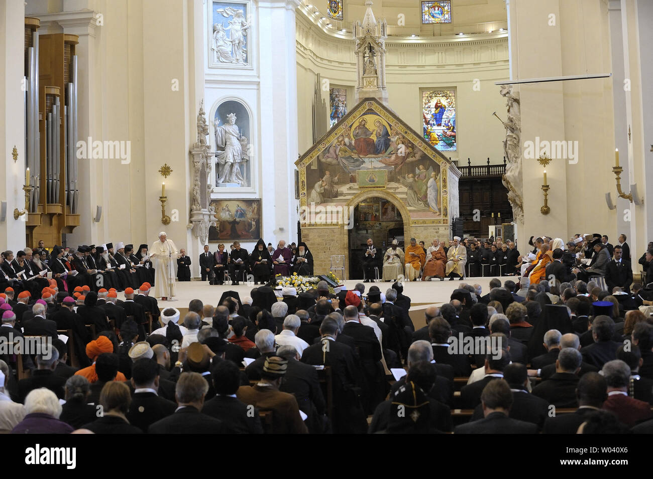 Papst Benedikt XVI. spricht wie der Erzbischof von Canterbury, Rowan Douglas Williams, der Erzbischof von Konstantinopel bartelomeo I, der Vertreter für Israel Rabbi, Rabbiner David Rosen, Präsident und Gründer der Ifa Erbe Institut Professor Wande Abimbola und der Vertreter für den Hinduismus religion Acharya Shri Shrivasta Goswani der Eröffnung des interreligiösen Gesprächen am 27. Oktober 2011 in Santa Maria degli Angeli Basilika (St. Maria von den Engeln) in Assisi, Italien besuchen. Papst Benedikt XVI. wird den 25 interreligiöse Gespräche führen, einen "Weg der Reflexion, Dialog und Gebet fo Stockfoto