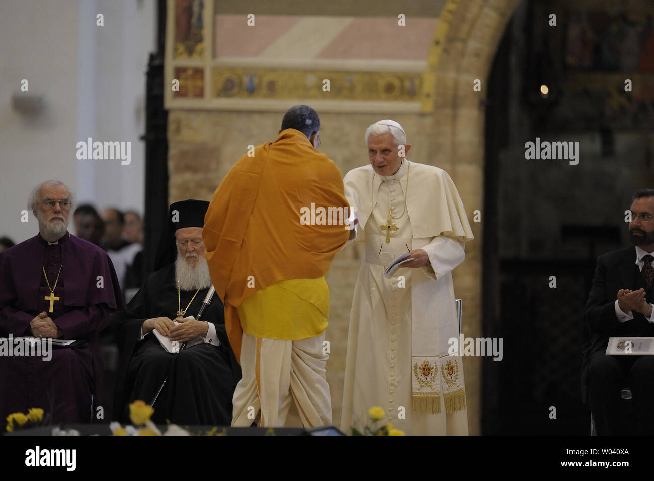 Papst Benedikt XVI. grüßt die religiösen Führer bei der Eröffnung der interreligiöse Gespräche mit dem Erzbischof von Canterbury, Rowan Douglas Williams, der Erzbischof von Konstantinopel bartelomeo I, der Vertreter für Israel Rabbi, Rabbiner David Rosen, Präsident und Gründer der Ifa Erbe Institut Professor Wande Abimbola und der Vertreter für den Hinduismus religion Acharya Shri Shrivasta Goswani am 27. Oktober 2011 in der Basilika von Santa Maria Angeli (St. Maria von den Engeln) in Assisi, Italien besucht. Papst Benedikt XVI. wird den 25 interreligiöse Gespräche führen, einen "Weg der Reflexion, Dialo Stockfoto