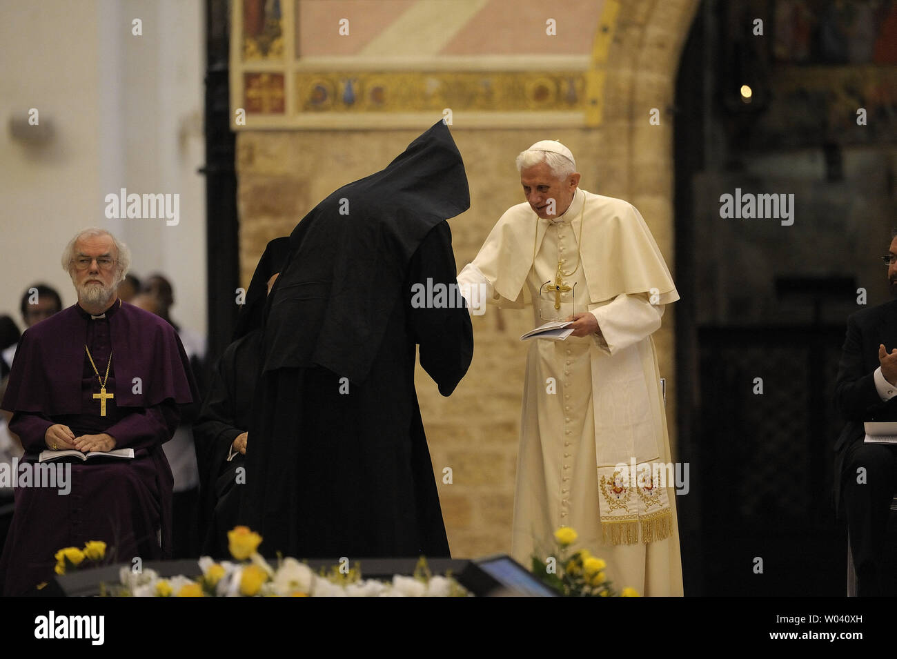 Papst Benedikt XVI. grüßt die religiösen Führer bei der Eröffnung der interreligiöse Gespräche mit dem Erzbischof von Canterbury, Rowan Douglas Williams, der Erzbischof von Konstantinopel bartelomeo I, der Vertreter für Israel Rabbi, Rabbiner David Rosen, Präsident und Gründer der Ifa Erbe Institut Professor Wande Abimbola und der Vertreter für den Hinduismus religion Acharya Shri Shrivasta Goswani am 27. Oktober 2011 in der Basilika von Santa Maria Angeli (St. Maria von den Engeln) in Assisi, Italien besucht. Papst Benedikt XVI. wird den 25 interreligiöse Gespräche führen, einen "Weg der Reflexion, Dialo Stockfoto