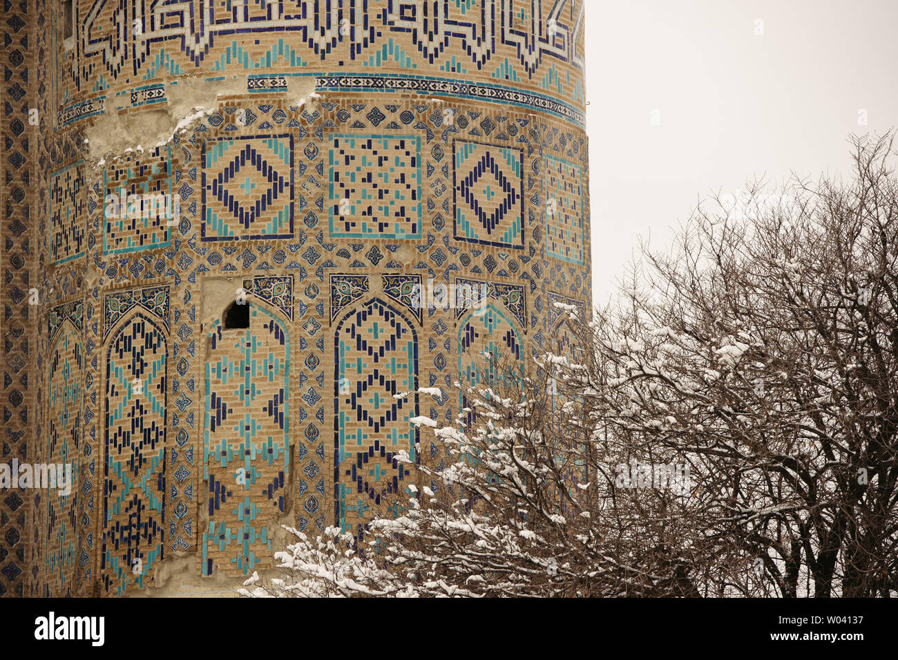Islamische Moscheen (Dorut Tilovat) und Denkmäler zu Amir Temur (ak-saray) in Shakhrisabz, Usbekistan in den verschneiten Winter. Stockfoto