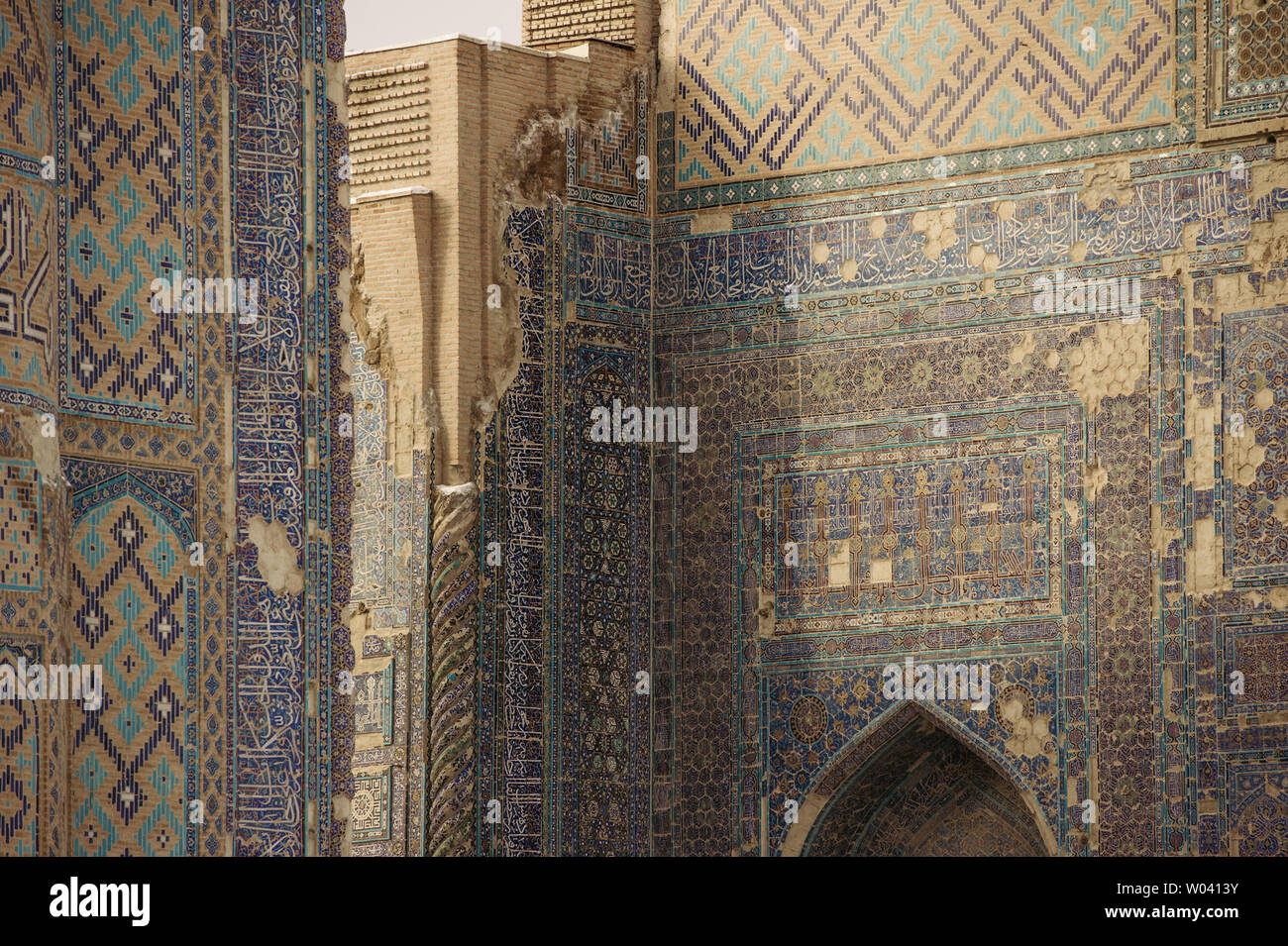 Islamische Moscheen (Dorut Tilovat) und Denkmäler zu Amir Temur (ak-saray) in Shakhrisabz, Usbekistan in den verschneiten Winter. Stockfoto