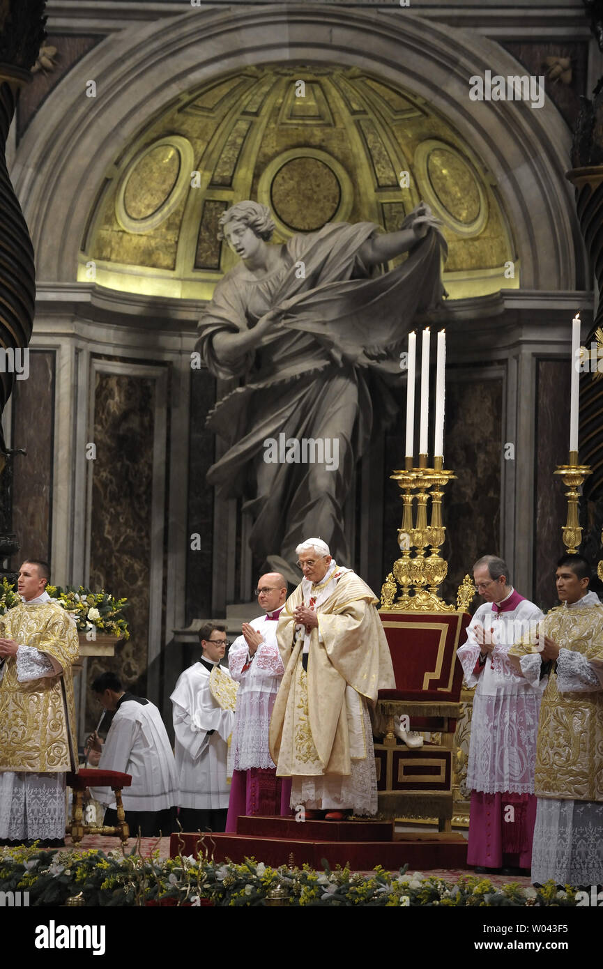 Papst Benedikt XVI. feiert die 24.00 Uhr Christmette in der Basilika von St. Peter im Vatikan am 24. Dezember 2012. UPI/Stefano Spazani Stockfoto