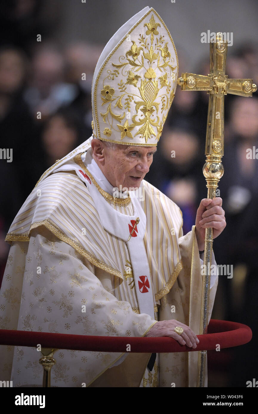 Papst Benedikt XVI. feiert die 24.00 Uhr Christmette in der Basilika von St. Peter im Vatikan am 24. Dezember 2012. UPI/Stefano Spazani Stockfoto