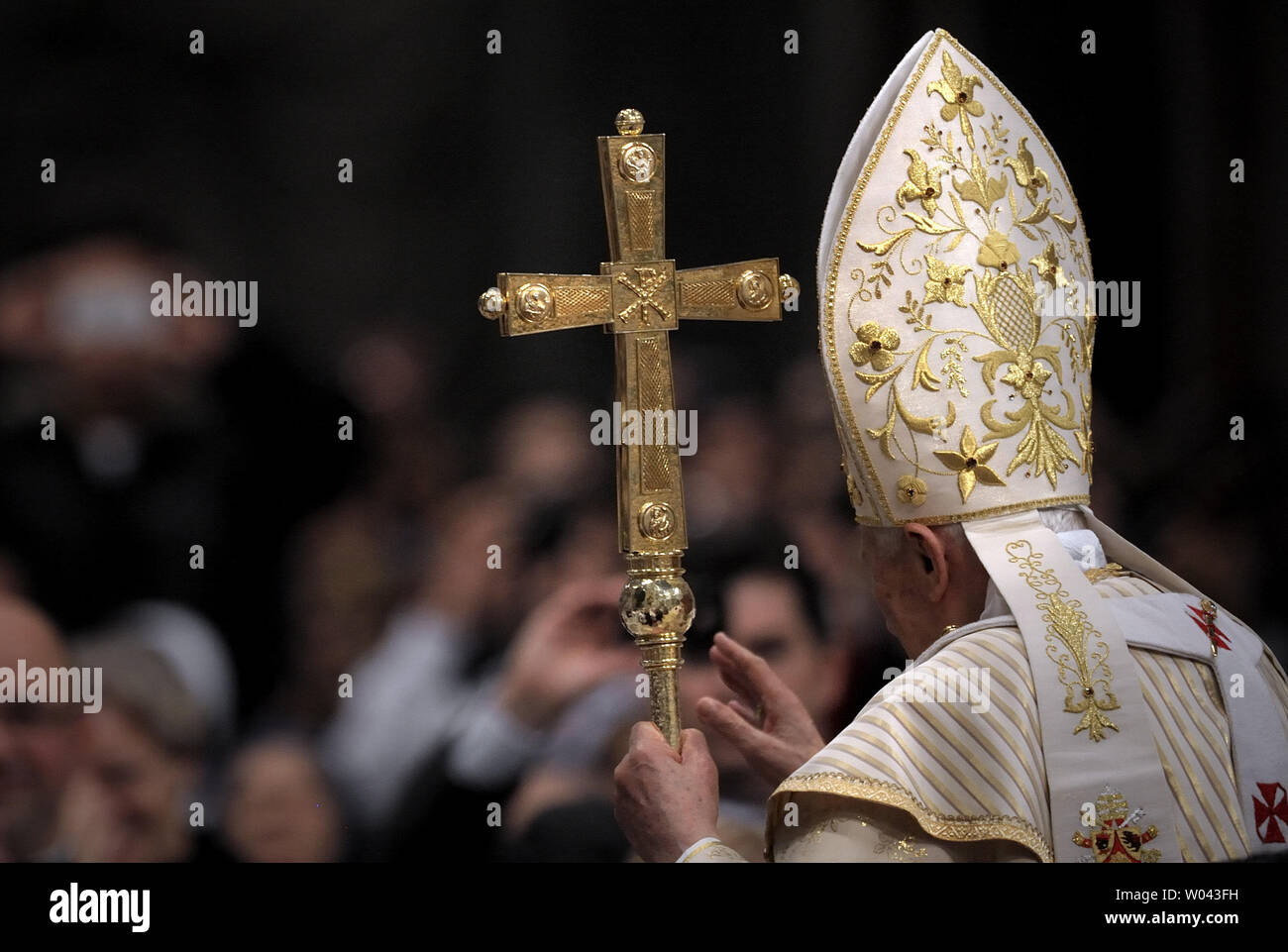 Papst Benedikt XVI. feiert die 24.00 Uhr Christmette in der Basilika von St. Peter im Vatikan am 24. Dezember 2012. UPI/Stefano Spazani Stockfoto