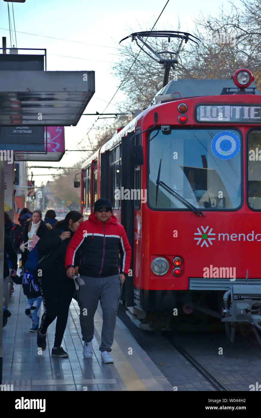 Fahrgäste auf dem Bahnsteig nach dem Abstieg von einer Straßenbahn-Wagen. Stockfoto