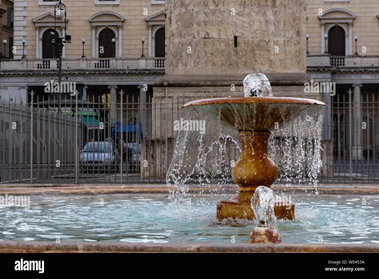 Rom, Italien, Juni, 2019: Brunnen auf der Piazza Colonna Platz im Jahre 1577 in Rom entworfen. Italien Stockfoto