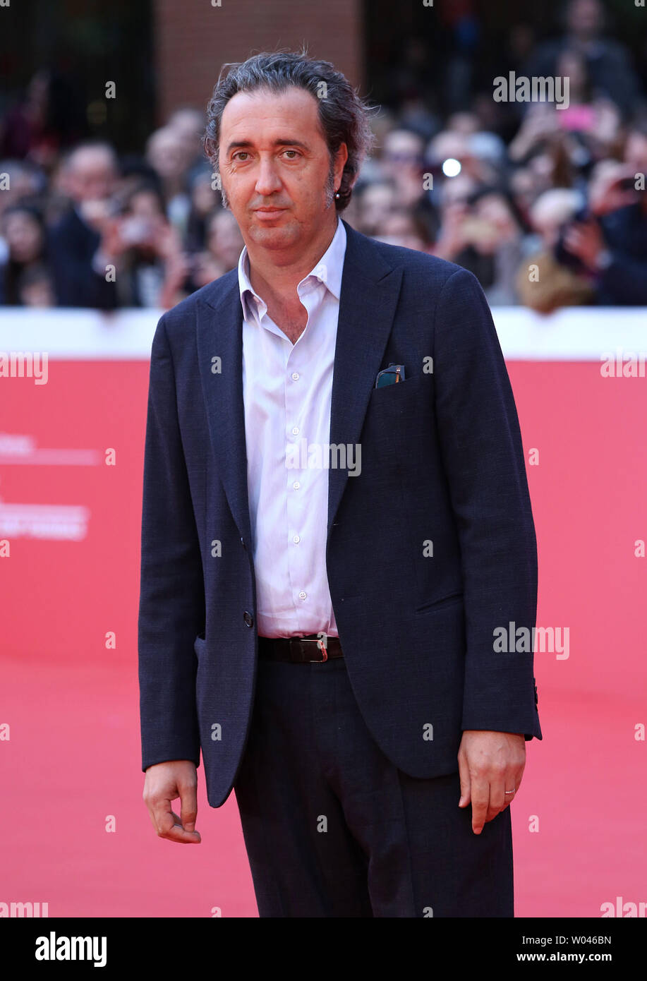 Paolo Sorrentino kommt auf dem roten Teppich während des 10. jährlichen Rom International Film Festival in Rom am 18. Oktober 2015. Foto von David Silpa/UPI Stockfoto