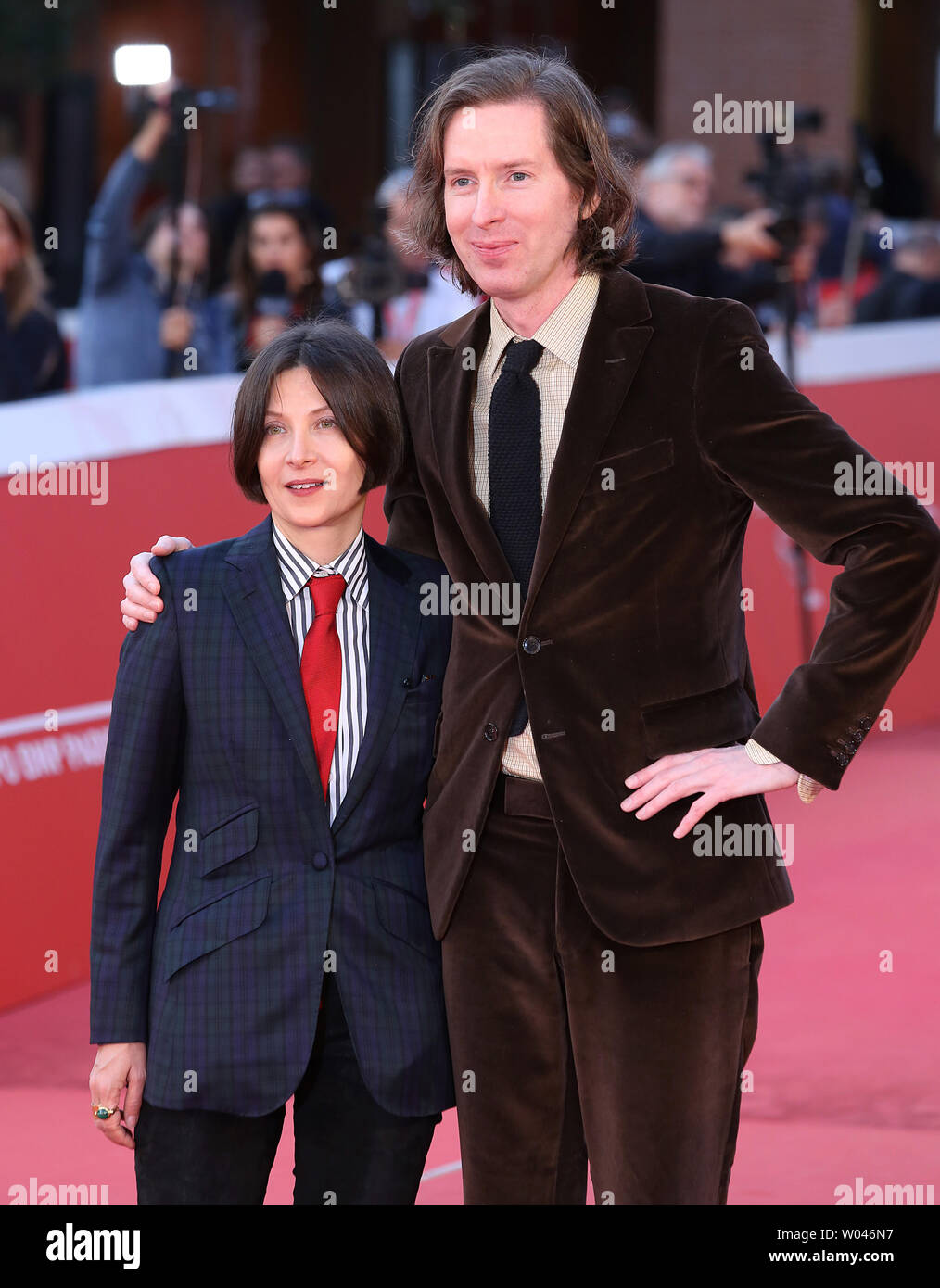 Donna Tartt (L) und Wes Anderson ankommen auf dem roten Teppich während des 10. jährlichen Rom International Film Festival in Rom am 19. Oktober 2015. Foto von David Silpa/UPI Stockfoto