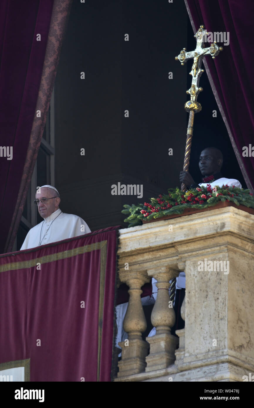 Papst Franziskus liefert seinen Segen "Urbi et Orbi" am Weihnachtstag Nachricht an der Basilika St. Peter im Vatikan am 25. Dezember 2017. Der Papst sprach sich für eine friedliche Zwei-Staaten-Lösung für den israelisch-palästinensischen Konflikt, die Nordkoreanische Konflikt und unterstützt auch Einwanderer mit der Feststellung, daß Maria und Josef Einwanderer kämpften, ein sicherer Ort zum Übernachten. "Urbi et Orbi" ist lateinisch für die Stadt und die Welt'. Foto von Stefano Spaziani/UPI Stockfoto