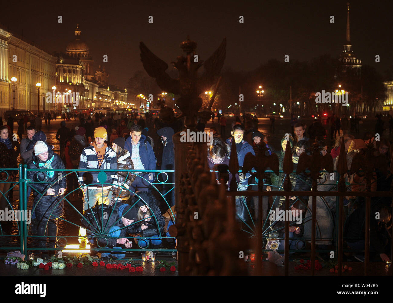 Menschen Kerzen und Blumen während einem Tag der nationalen Trauer für die Opfer des Flugzeugabsturzes bei Dvortsovaya Square in St. Petersburg, Russland, am 1. November 2015. Die russische Maschine flog nach St. Petersburg mit 224 Passagieren vor allem russische Touristen die Rückkehr aus dem Urlaub in der beliebten am Roten Meer, Ägypten Sinai Halbinsel abgestürzt, töten alle an Bord, als die Rettungskräfte die Suche nach vermissten Opfer verbreitert. Foto von Gontar Nikolai/UPI Stockfoto