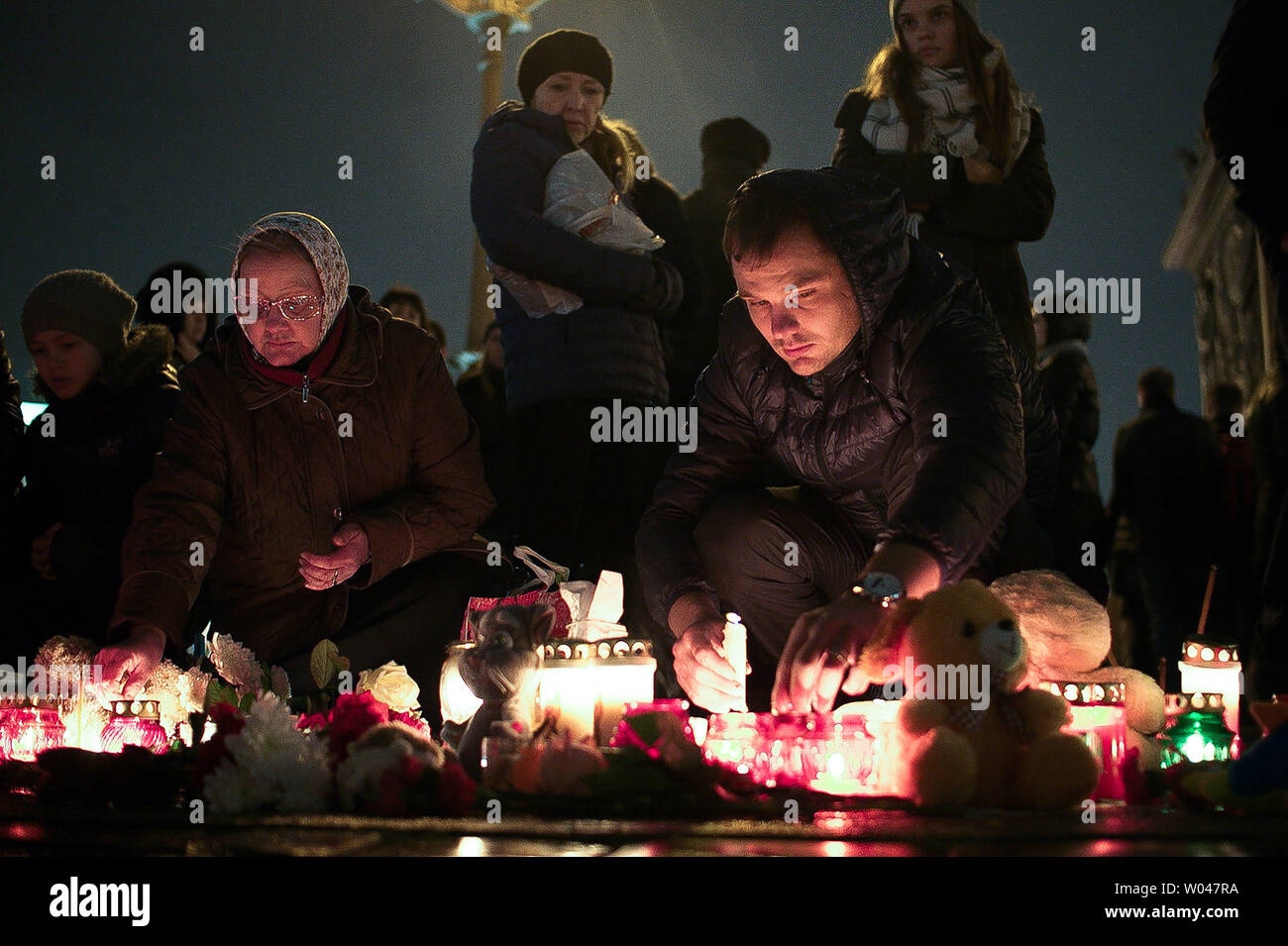 Menschen Kerzen und Blumen während einem Tag der nationalen Trauer für die Opfer des Flugzeugabsturzes bei Dvortsovaya Square in St. Petersburg, Russland, am 1. November 2015. Die russische Maschine flog nach St. Petersburg mit 224 Passagieren vor allem russische Touristen die Rückkehr aus dem Urlaub in der beliebten am Roten Meer, Ägypten Sinai Halbinsel abgestürzt, töten alle an Bord, als die Rettungskräfte die Suche nach vermissten Opfer verbreitert. Foto von Gontar Nikolai/UPI Stockfoto