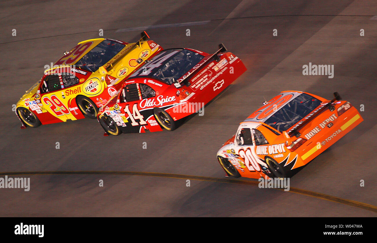Kevin Harvick (29) ist von Tony Stewart (14) und Joey Logano (20) in den beiden gefolgt, die in den Lauf der NASCAR Crown Royal der Russ Friedman 400 Richmond am internationalen Speedway in Richmond, Virginia, 2. Mai 2009 präsentiert. (UPI Foto/Karl DeBlaker) Stockfoto