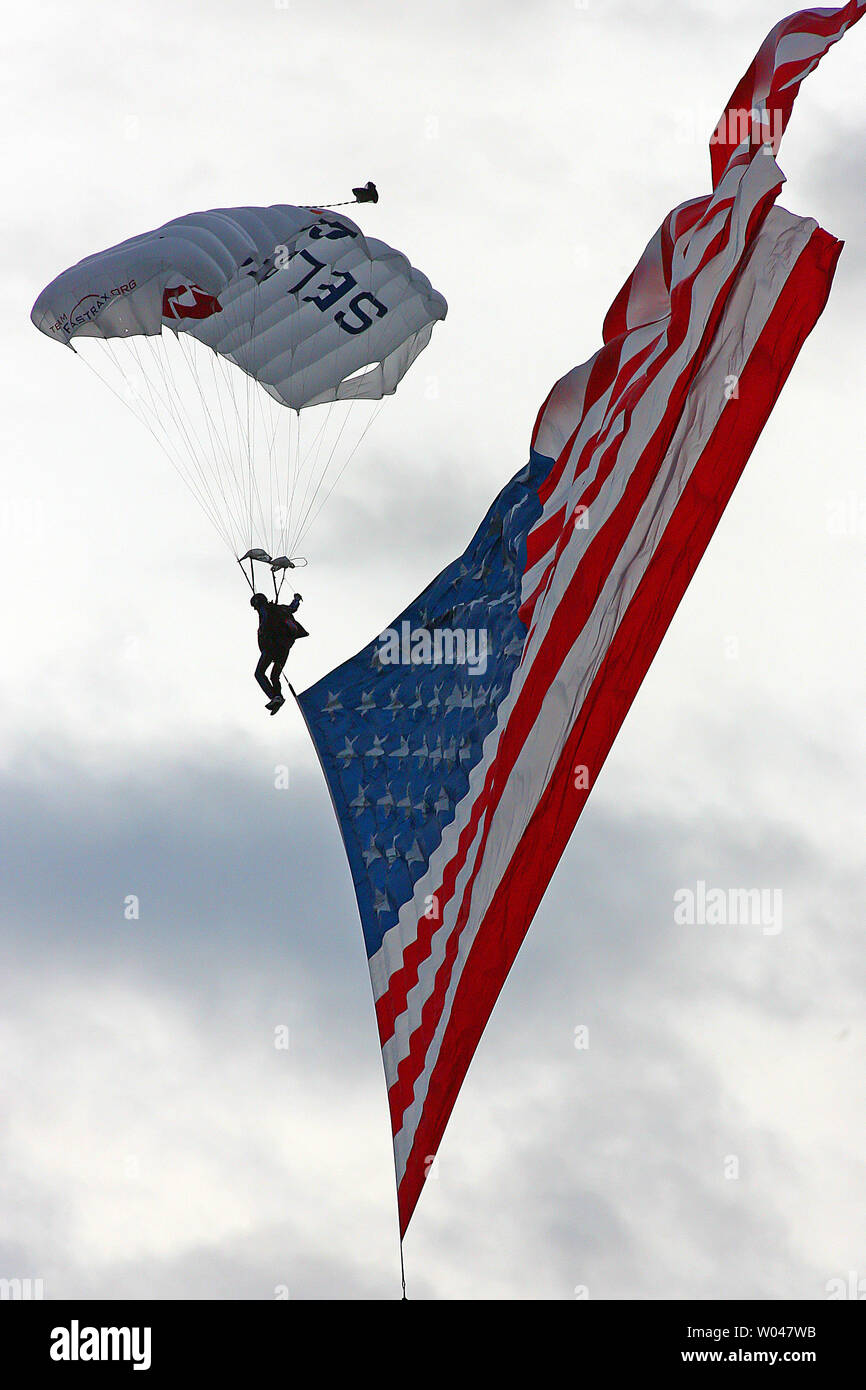 Die amerikanische Flagge ist in das infield durch einen US-Armee Fallschirmjäger fiel vor Beginn der NASCAR Crown Royal präsentiert die Russ Friedman 400 Richmond am internationalen Speedway in Richmond, Virginia, 2. Mai 2009. (UPI Foto/Karl DeBlaker) Stockfoto