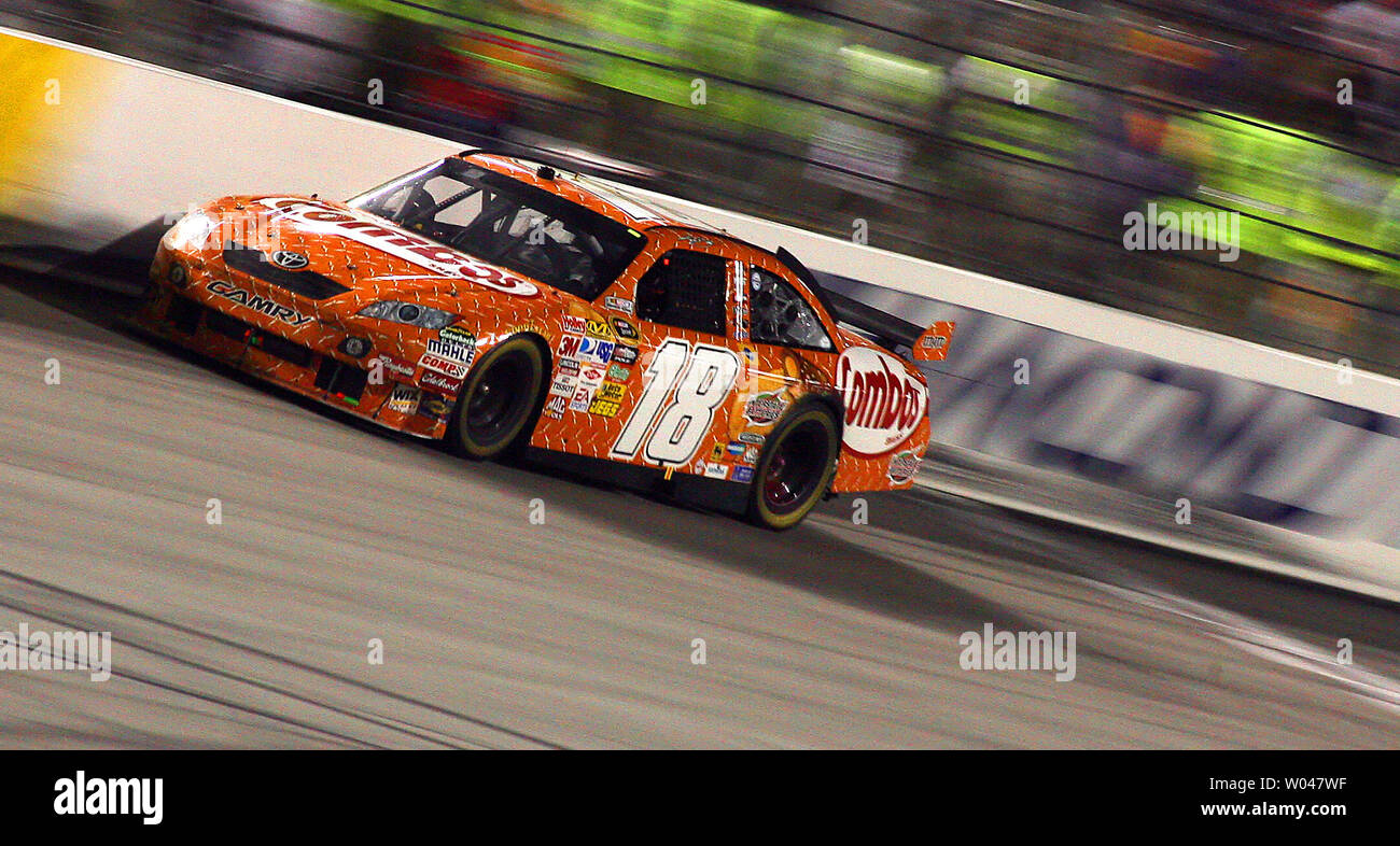 Kyle Busch (18) Läuft die letzte Runde der NASCAR Crown Royal präsentiert die Russ Friedman 400 Richmond am internationalen Speedway in Richmond, Virginia, 2. Mai 2009. Busch gewann das Rennen mit Tony Stewart an zweiter Stelle. (UPI Foto/Karl DeBlaker) Stockfoto