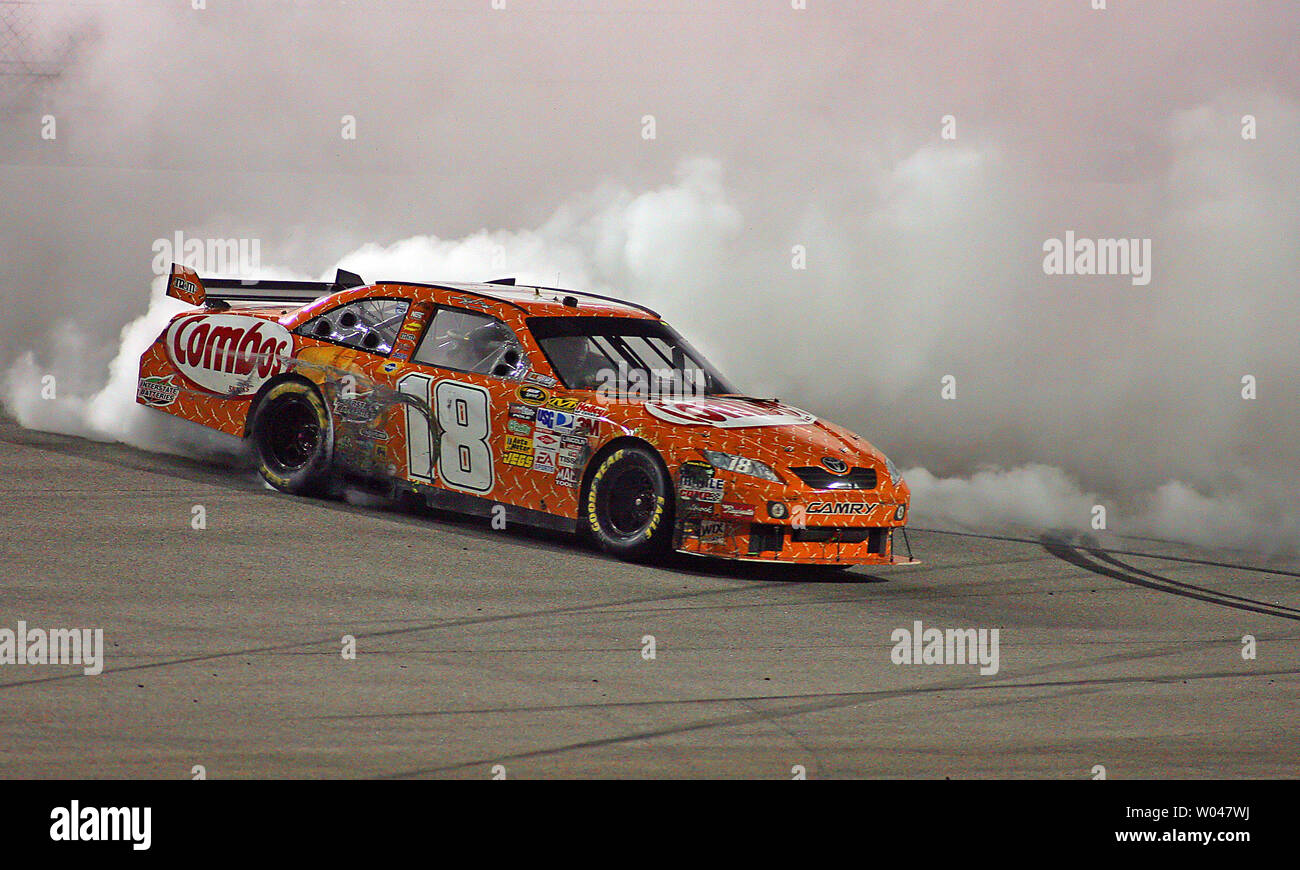 Kyle Busch feiert nach dem Gewinn der NASCAR Crown Royal präsentiert die Russ Friedman 400 Richmond am internationalen Speedway in Richmond, Virginia, 2. Mai 2009. (UPI Foto/Karl DeBlaker) Stockfoto