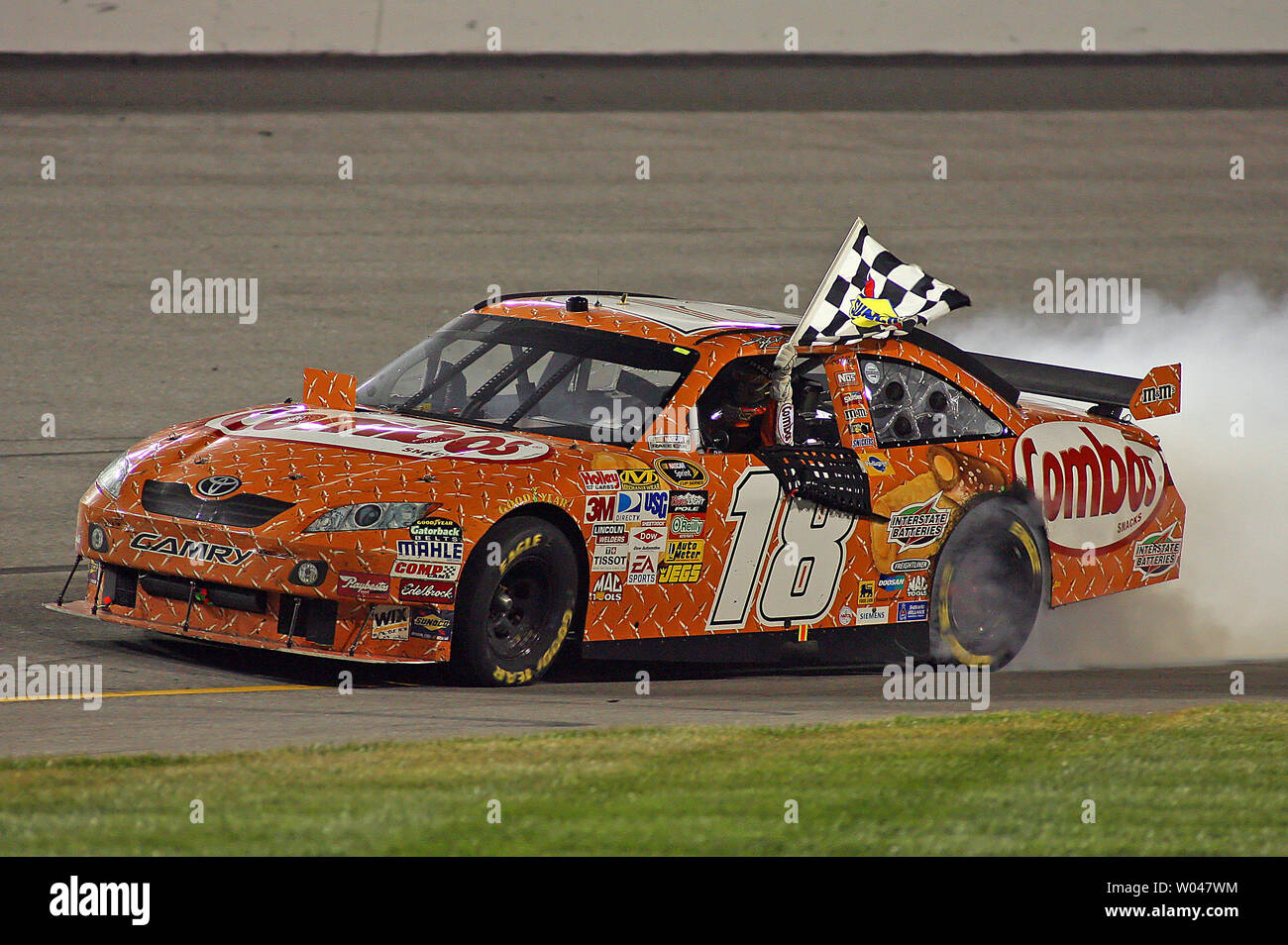Kyle Busch nimmt eine Ehrenrunde nach seinem Gewinn an den NASCAR Crown Royal präsentiert die Russ Friedman 400 Richmond am internationalen Speedway in Richmond, Virginia, 2. Mai 2009. (UPI Foto/Karl DeBlaker) Stockfoto