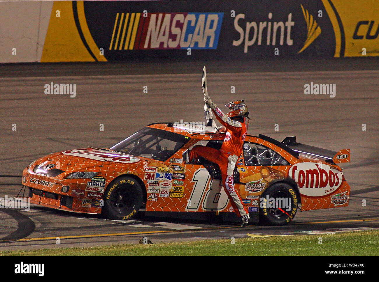 Kyle Busch klettert zurück in sein Auto, nachdem er die Zielflagge nach dem Gewinn der NASCAR Crown Royal präsentiert die Russ Friedman 400 Richmond am internationalen Speedway in Richmond, Virginia, 2. Mai 2009. (UPI Foto/Karl DeBlaker) Stockfoto