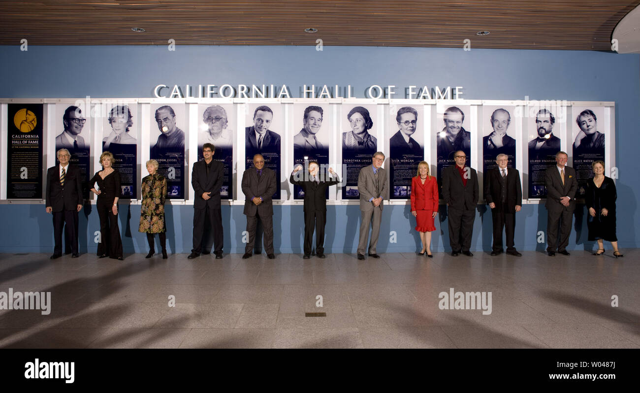 Die Kalifornien Hall of Fame 2008 eingezogenen posieren für ein Foto bei einer Zeremonie von reg. Arnold Schwarzenegger und First Lady Maria Shriver in Sacramento, Kalifornien am 15. Dezember 2008. Von links nach rechts Dave Brubeck; Jane Fonda; Audrey Geisel, Witwe von Theodor Geisel (für Theodor Geisel); Steven Graham, Sohn von Robert Graham (für Robert Graham), Quincy Jones; Jack LaLanne; Daniel Dixon, ältester Sohn von Dorothea Lange (für Dorothea Lange); Ellen Nord, große Nichte von Julia Morgan (für Julia Morgan); Jack Nicholson; Dr. Linus Pauling, jr., der älteste Sohn von Linus Pauling (Linus Pauling); Tom S Stockfoto