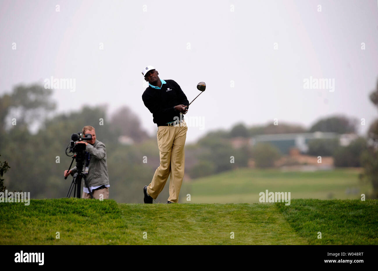 Vijay Singh (L), von Fidschi, Uhren sein Antrieb aus der 5 T-Stück während einer Praxis, die vor der 2008 US Open in Torrey Pines Golf Course in San Diego am 9. Juni 2008. (UPI Foto/Kevin Dietsch) Stockfoto