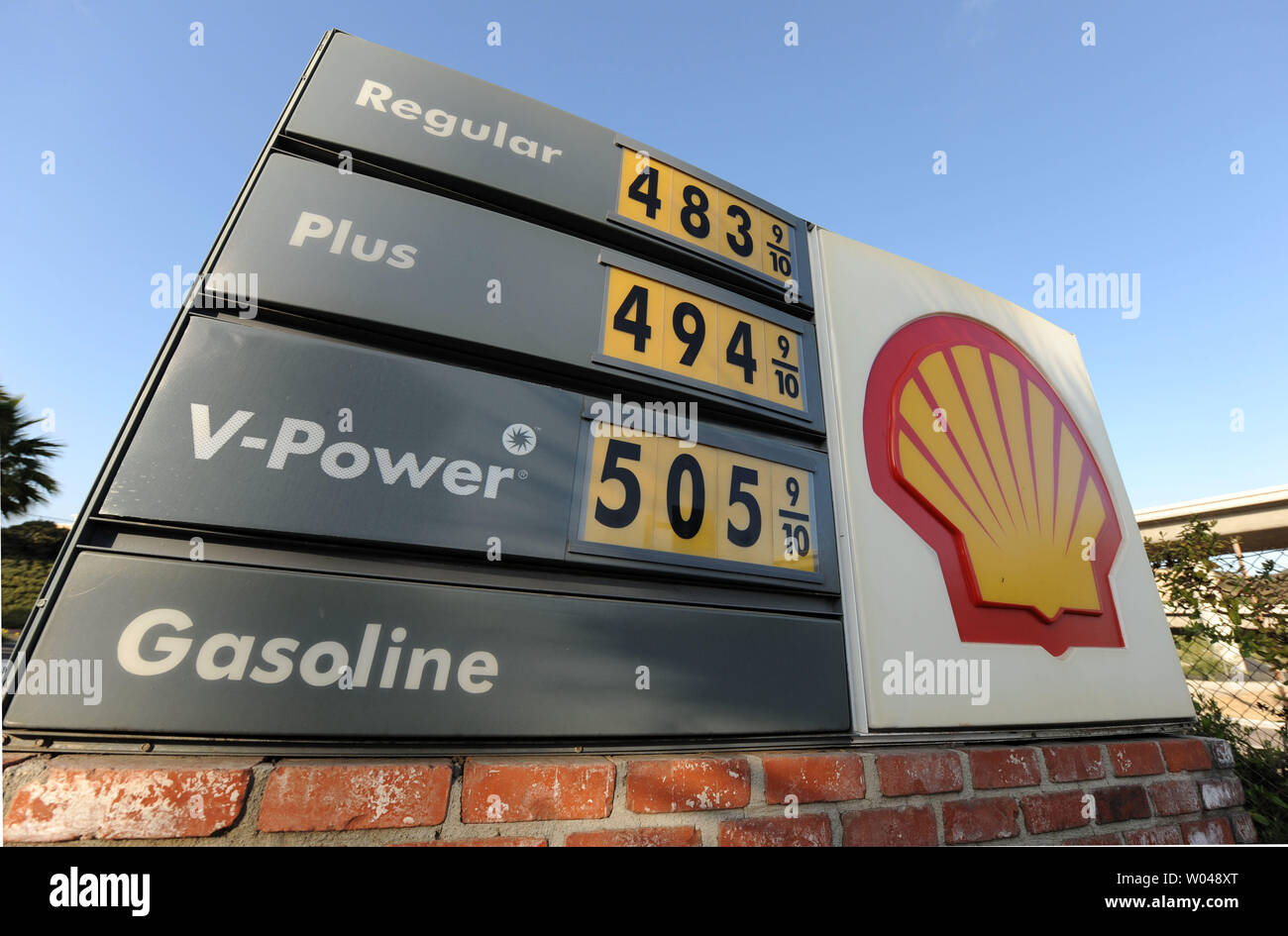 Ein Zeichen, die den Preis einer Gallone von Gas ist vor der Shell Tankstelle in La Jolla, Kalifornien am 11. Juni 2008 gesehen. Öl gehandelt so hoch wie $ 138.30 pro Barrel heute an der New York Mercantile Exchange vor dem Schließen auf $ 136.38. Der hohe Ölpreis, der so viel wie $ 139,00 pro Barrel in der vergangenen Woche erreicht, ist eine Belastung für die Wirtschaft, die sich auf Lebensmittel, Konsumgüter und Reisen. (UPI Foto/Kevin Dietsch) Stockfoto