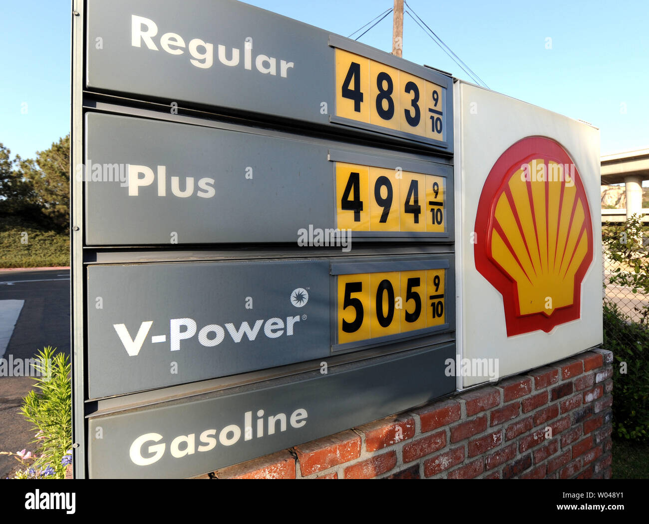 Ein Zeichen, die den Preis einer Gallone von Gas ist vor der Shell Tankstelle in La Jolla, Kalifornien am 11. Juni 2008 gesehen. Öl gehandelt so hoch wie $ 138.30 pro Barrel heute an der New York Mercantile Exchange vor dem Schließen auf $ 136.38. Der hohe Ölpreis, der so viel wie $ 139,00 pro Barrel in der vergangenen Woche erreicht, ist eine Belastung für die Wirtschaft, die sich auf Lebensmittel, Konsumgüter und Reisen. (UPI Foto/Kevin Dietsch) Stockfoto