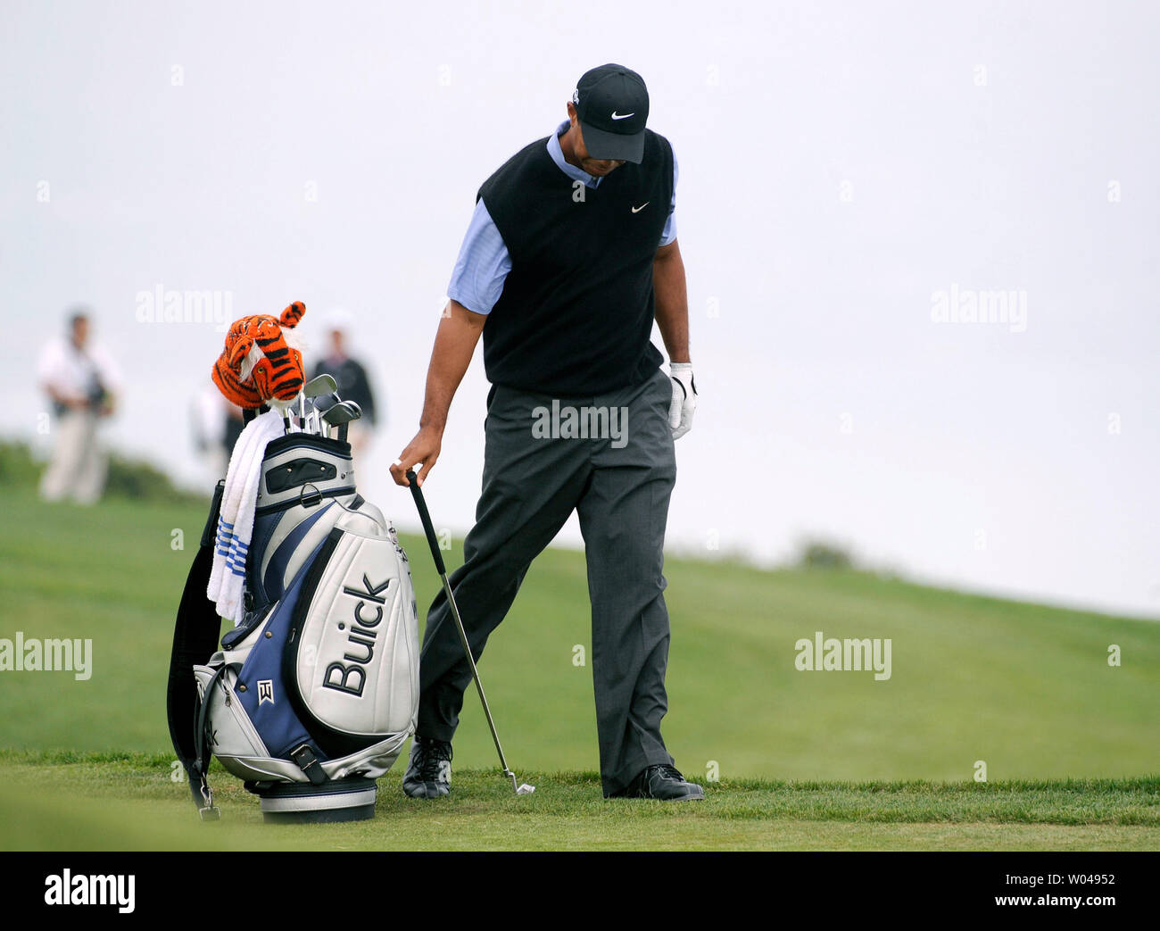 Tiger Woods reagiert, nachdem er aus einem Bunker im 4. grün während der dritten Runde der US Open in Torrey Pines Golf Course in San Diego am 14. Juni 2008. (UPI Foto/Kevin Dietsch) Stockfoto