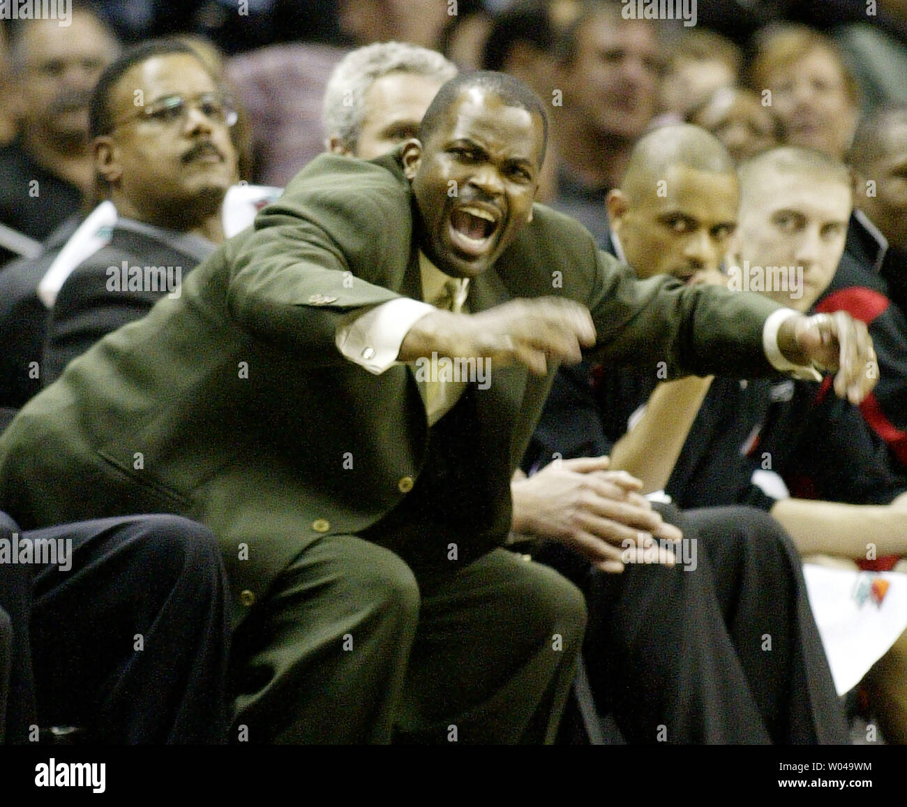 Portland Trail Blazers Head Coach Nate McMillan reagiert auf einen Anruf in der zweiten Hälfte in San Antonio, TX, am 4. Januar 2006. Die Spurs gewannen das Spiel 106 - 75. (UPI Foto/Joe Mitchell) Stockfoto