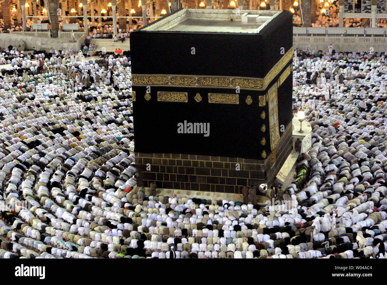 Muslimische Pilger beten rund um die Ka'BAA, die Muslime ...
