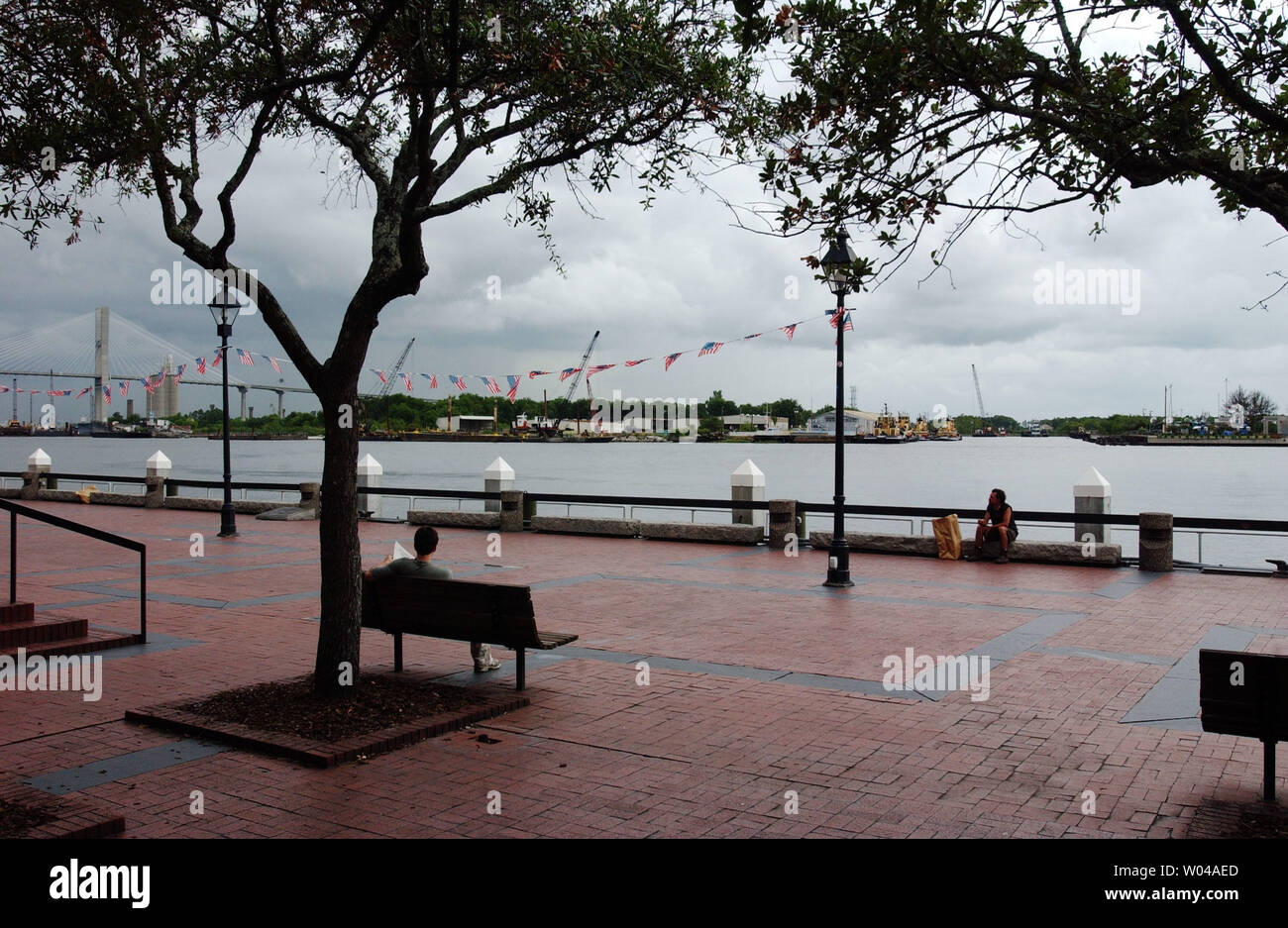 Ein oder zwei Leute nehmen im Fluss Luft in der Stadt Savannah, Georgia, am 9. Juni 2004 auf der Tagung der G8-Gipfel über sechzig Meilen entfernt auf Sea Island. Wegen der Proteste in der Vergangenheit hat die Bundesregierung hat Millionen von Dollar für erhöhte Sicherheit aufgewendet, was darauf hindeutet, dass die Veranstaltung ist eine hohe terroristische Ziel. Mit der erhöhten Sicherheit, jedoch viele Unternehmen sagen, dass sie mehr als 50 Prozent Ihres normalen Geschäft verloren haben. (UPI Foto/Michael Kleinfeld) Stockfoto