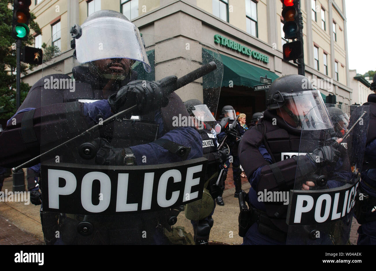 Bundespolizisten in den Straßen der Stadt nach Savannah, Georgia, am 9. Juni 2004 auf der Tagung der G8-Gipfel über sechzig Meilen entfernt auf Sea Island. Wegen der Proteste in der Vergangenheit hat die Bundesregierung hat Millionen von Dollar für erhöhte Sicherheit aufgewendet, was darauf hindeutet, dass die Veranstaltung ist eine hohe terroristische Ziel. Mit der erhöhten Sicherheit, jedoch viele Unternehmen sagen, dass sie mehr als 50 Prozent Ihres normalen Geschäft verloren haben. (UPI Foto/Michael Kleinfeld) Stockfoto