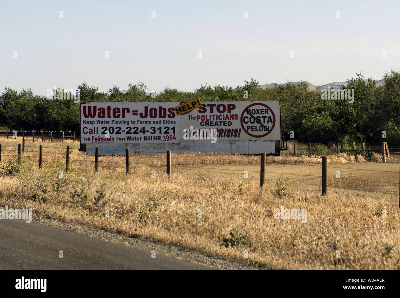 Ein Zeichen auf landwirtschaftlichen Flächen entlang der Autobahn 5 spricht mit Unmut des Eigentümers mit Regierung die Wasserpolitik in Merced County, Kalifornien am 2. April 2015. Gouverneur Jerry Brown bestellt obligatorischen Wasser verwenden Kürzungen zum ersten Mal in der Geschichte Kaliforniens. Foto von Terry Schmitt/UPI Stockfoto