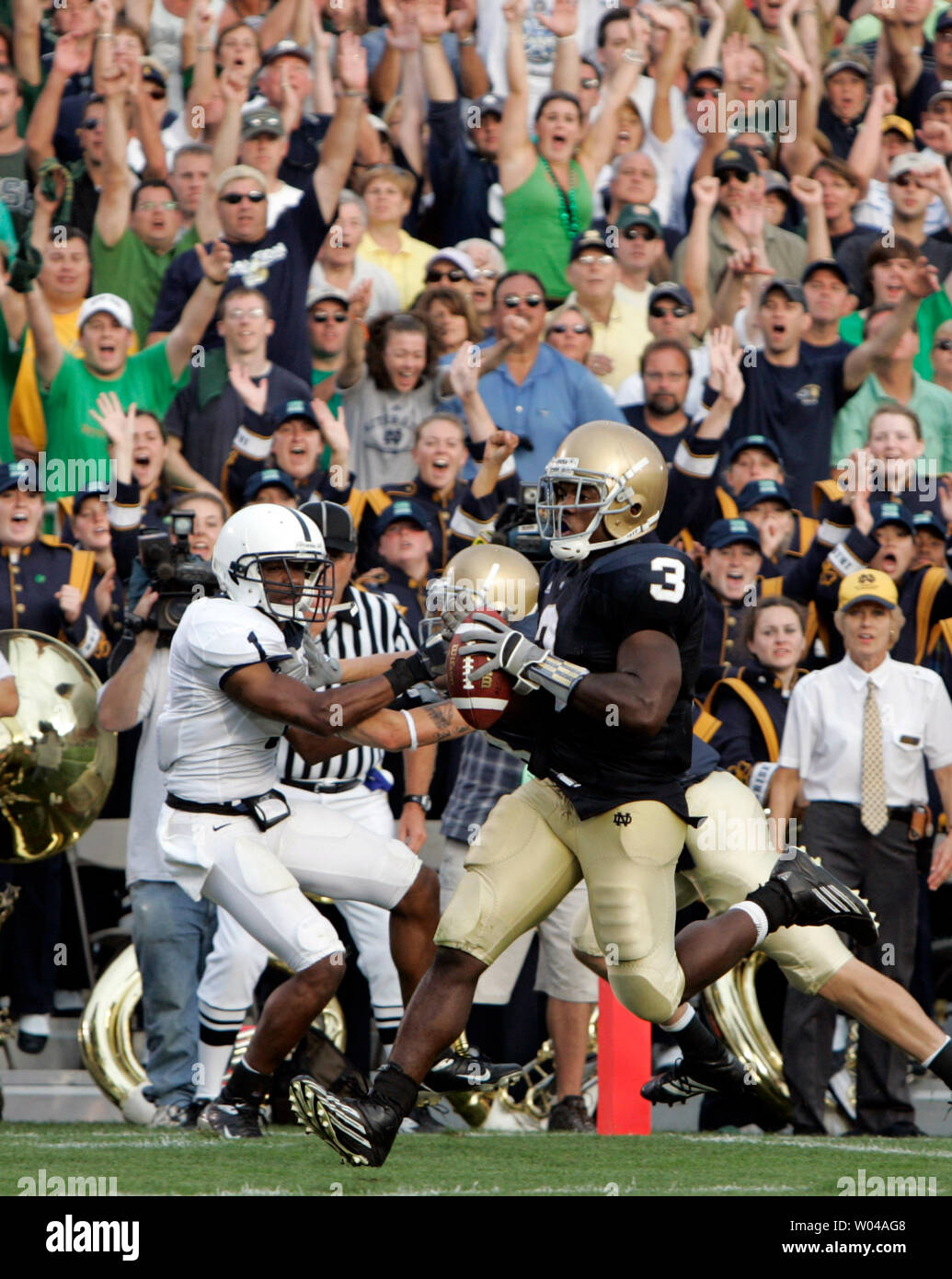 Notre Dame zurück laufen Darius Walker (3) zählt einen Touchdown Vergangenheit Penn State cornerback Justin King (1), Notre Dame besiegte Penn State 41-17 am Notre Dame Stadium in South Bend, im September 9, 2006. (UPI Foto/Markierung Cowan) Stockfoto