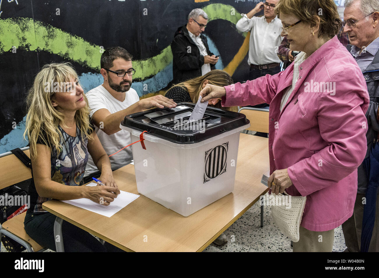 Eine Frau wirft ihren Stimmzettel im Wahllokal in Barcelona, am 01. Oktober 2017, am Tag des Referendums über die Unabhängigkeit Kataloniens von Madrid verboten. Mehr als 5,3 Millionen Katalanen sind heute aufgerufen, in einem Referendum über die Unabhängigkeit abstimmen. Foto von Angel Garcia/UPI Stockfoto