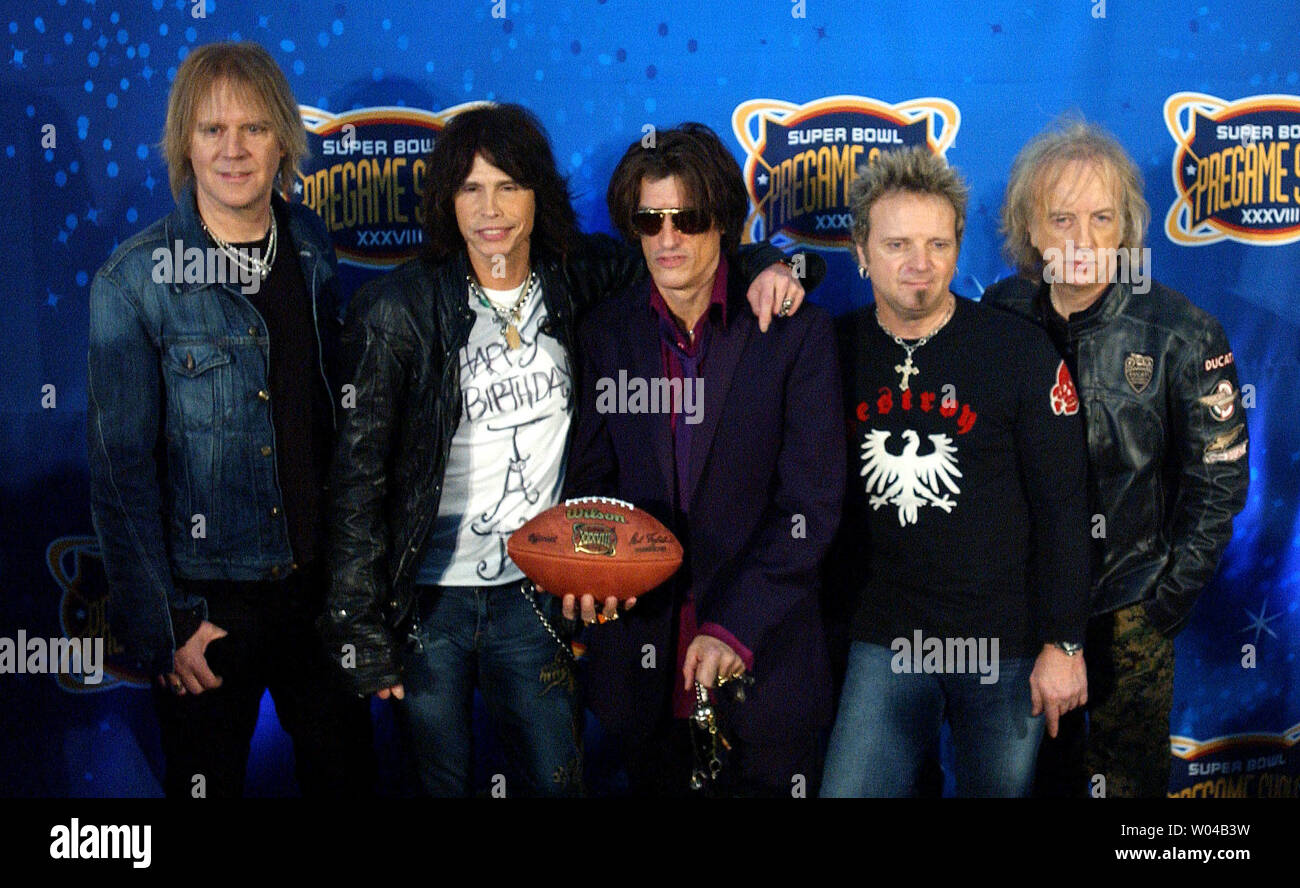 Mitglieder von Aerosmith, Tom Hamilton, Steven Tyler, Joe Perry, Joey Kramer und Brad Whiford posieren für Fotos während einer Pressekonferenz am 30. Januar 2004, in Houston, in Bezug auf die Unterhaltung für Super Bowl XXXVIII. Aerosmith und andere werden ausführen, bevor das Spiel. (UPI Foto/Roger L. Wollenberg) Stockfoto