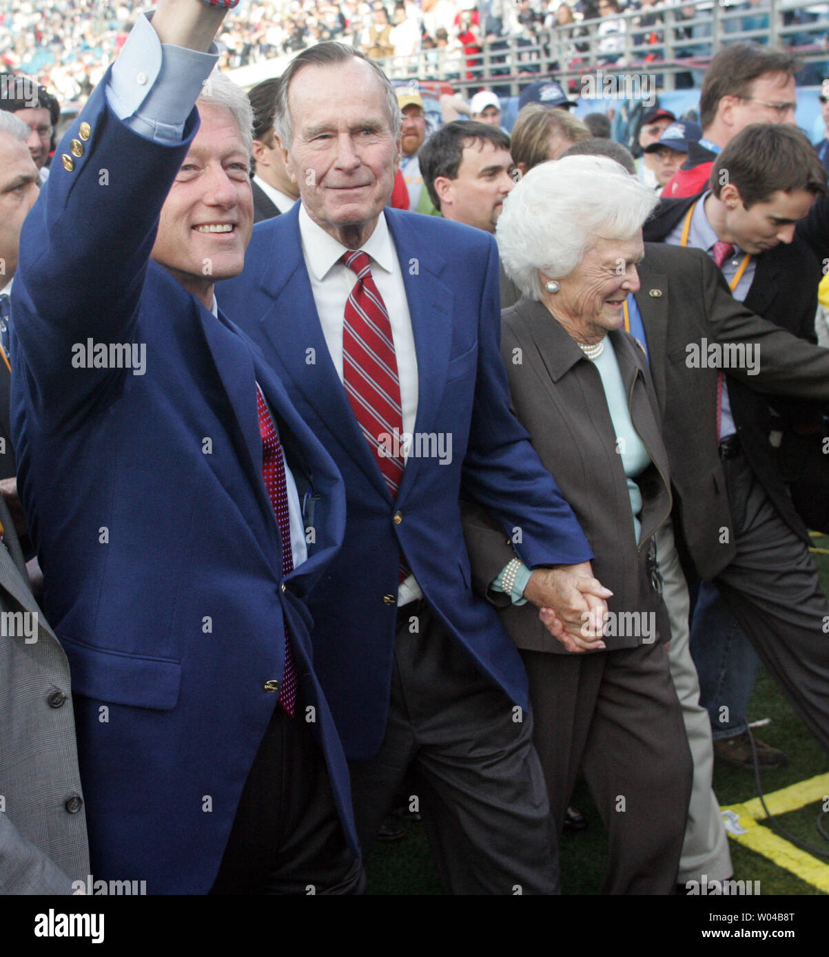 Besondere Gäste ehemalige Presdients Bill Clinton und George Bush und ehemalige First Lady Barbara Bush melden Sie die pre-game show im Super Bowl XXXIX in Jacksonville Februar 6, 2005. Die New England Patriots wird die Adler für die NFL Meisterschaft. (UPI Foto/Terry Schmitt) Stockfoto