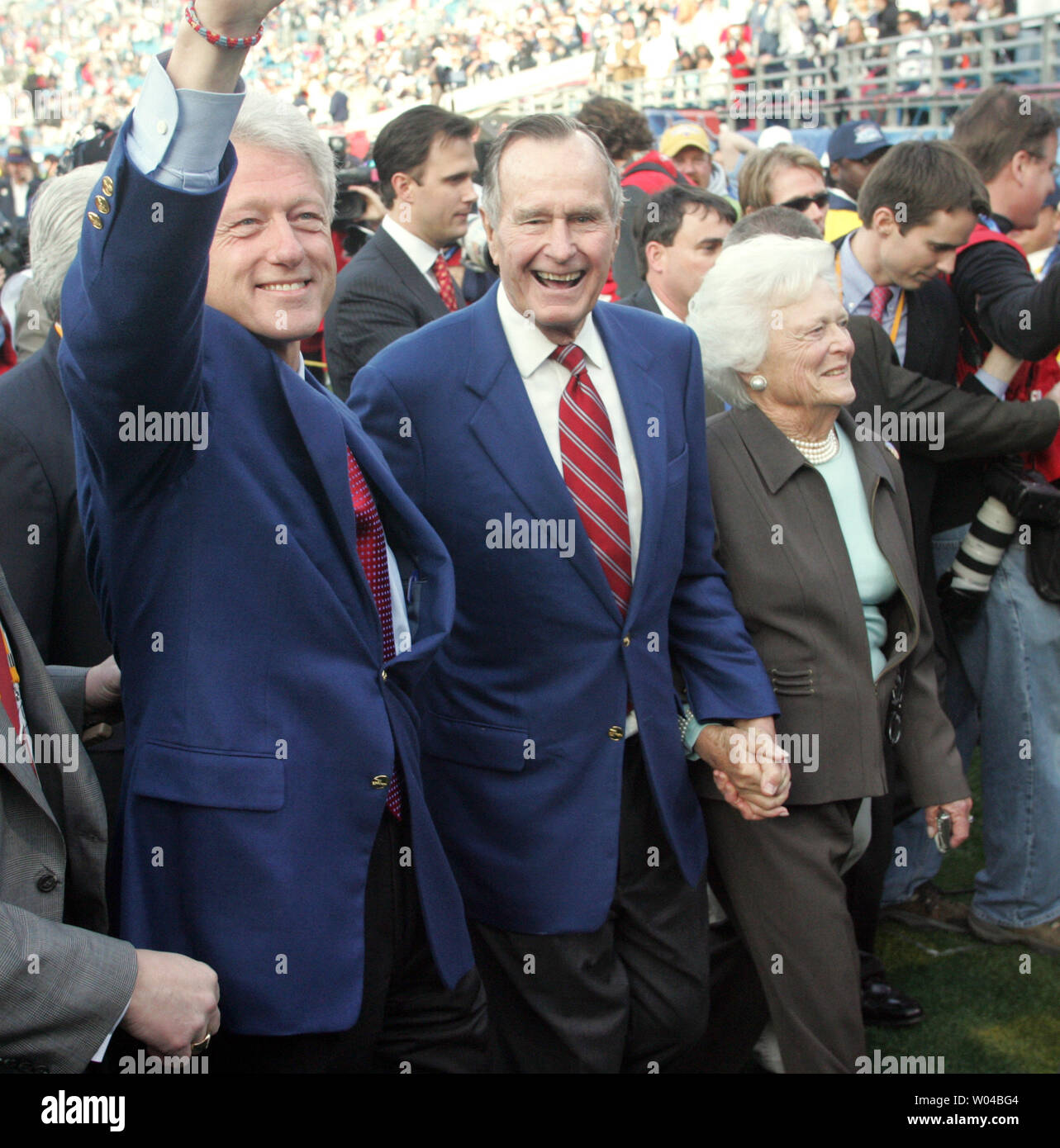 Besondere Gäste ehemalige Presdients Bill Clinton und George Bush und ehemalige First Lady Barbara Bush melden Sie die pre-game show im Super Bowl XXXIX in Jacksonville Februar 6, 2005. Die New England Patriots wird die Adler für die NFL Meisterschaft. (UPI Foto/Terry Schmitt) Stockfoto